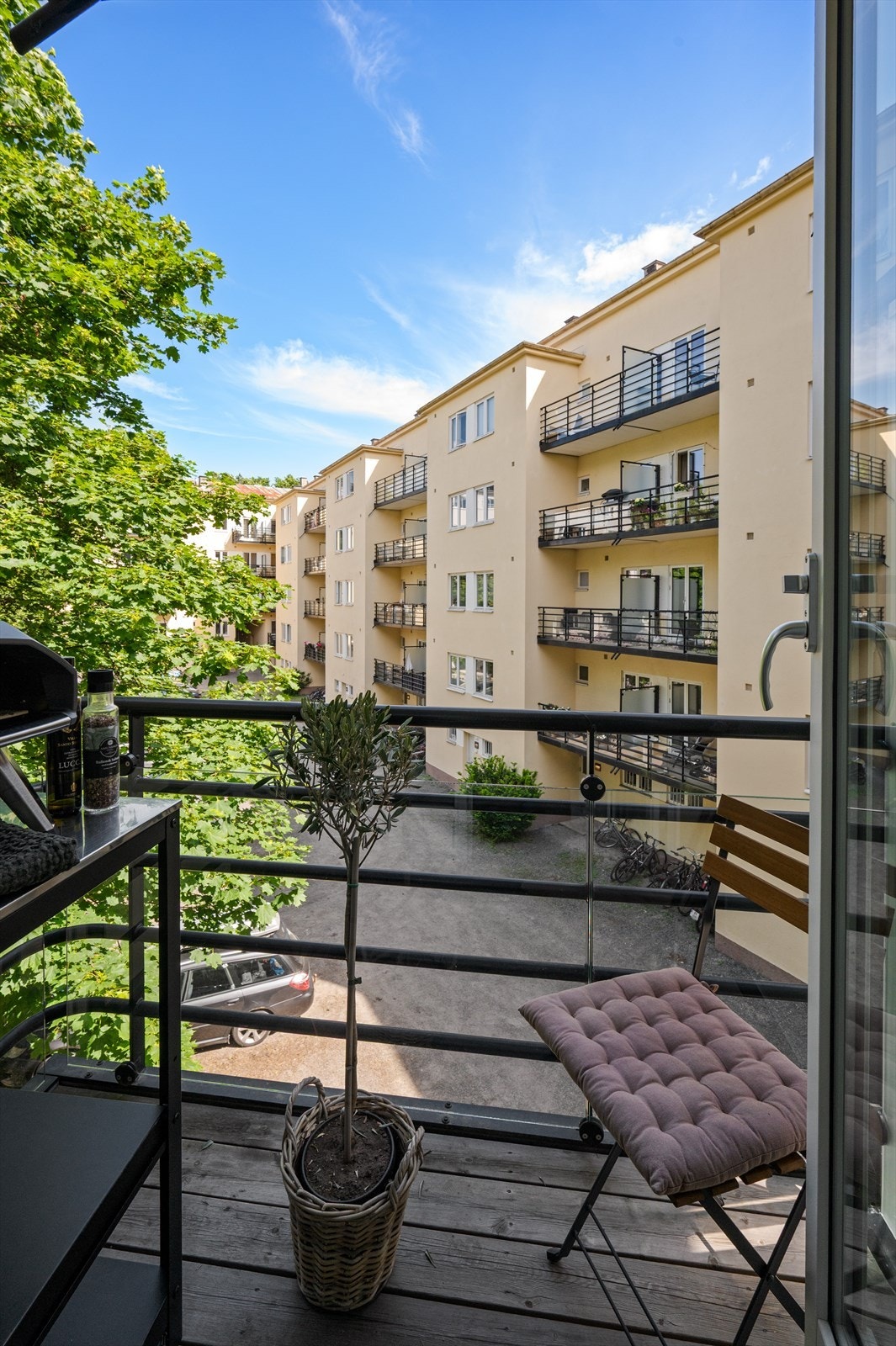 Den sydøstvendte balkongen vender inn mot en rolig og skjermet bakgård. Galleribilde