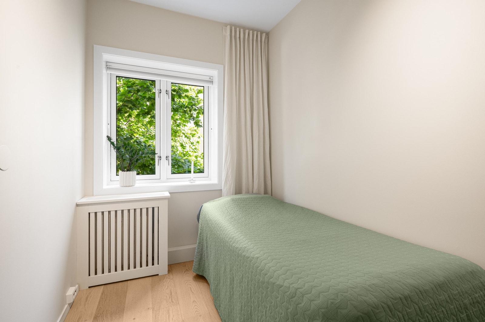 Rommet har 1-stavs parkett og oppvarmes av radiator tilknyttet fellesanlegget. Galleribilde