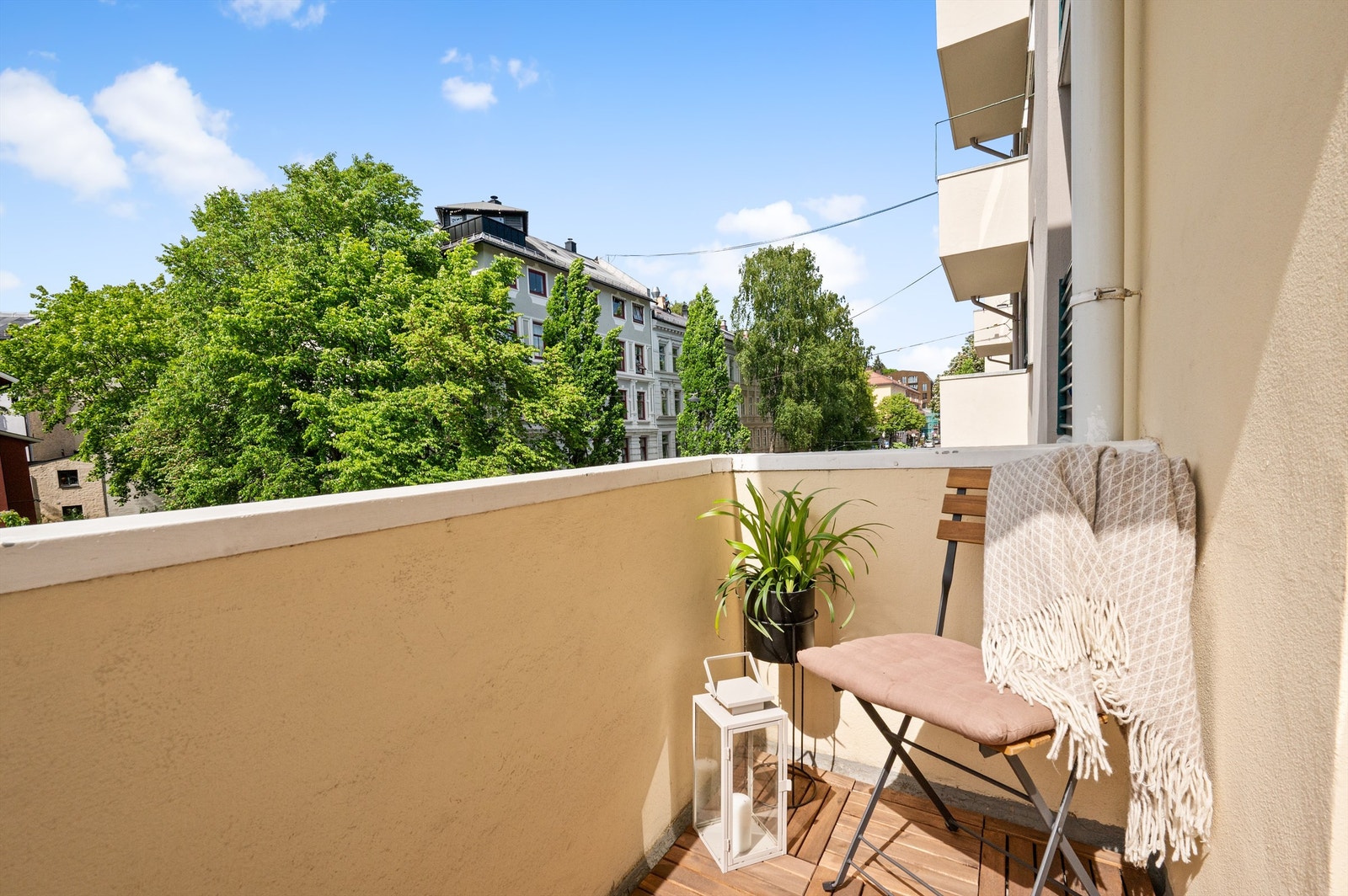 Leiligheten har to balkonger, hvorav den ene er nordvestvendt, med utgang fra spisestuen. Galleribilde