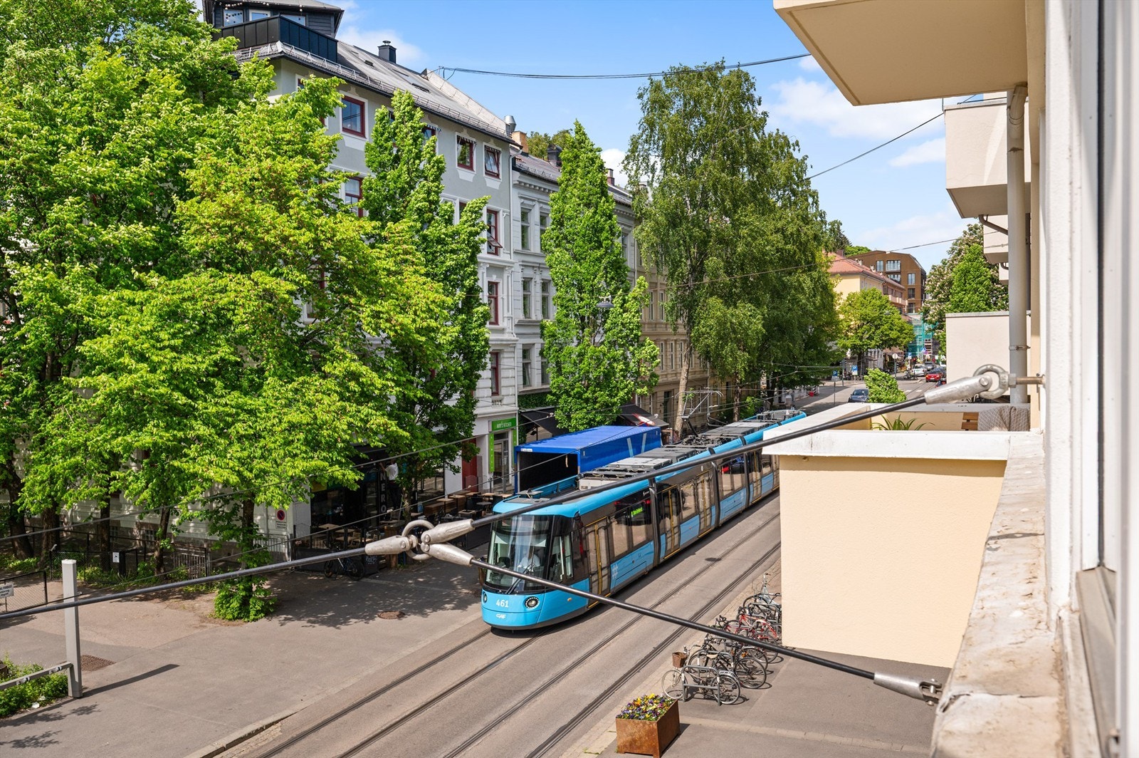 Det er et bredt kollektivtilbud i området. Trikkestoppet for linje 17 og 18 finner du i umiddelbar nærhet. I tillegg finner du busstopp for 21 og 26 bussen, samt flybuss rett i nærheten. Galleribilde