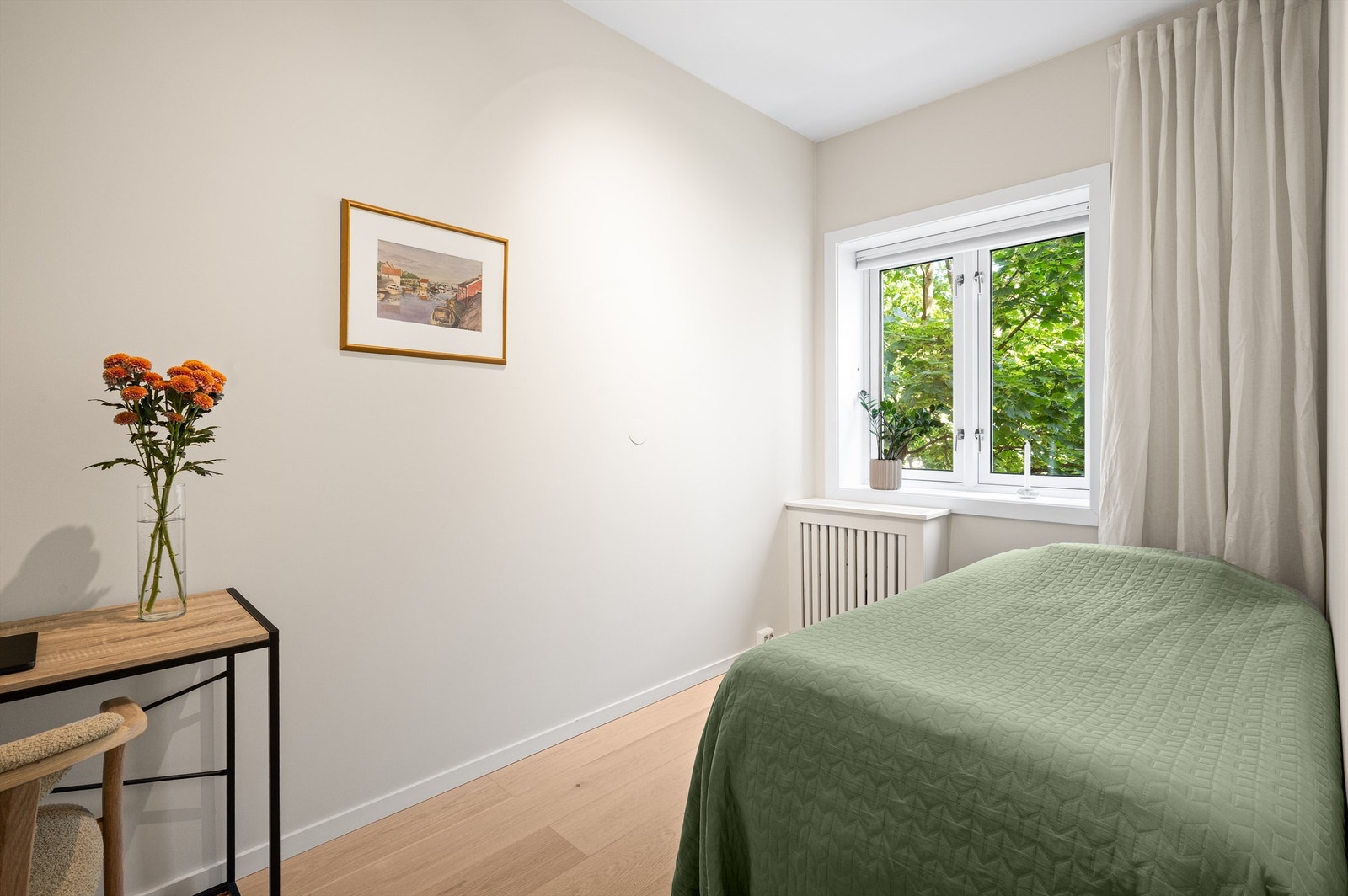 Det andre soverommet vender også mot bakgården og egner seg godt som barnerom, gjesterom eller kontor. Galleribilde