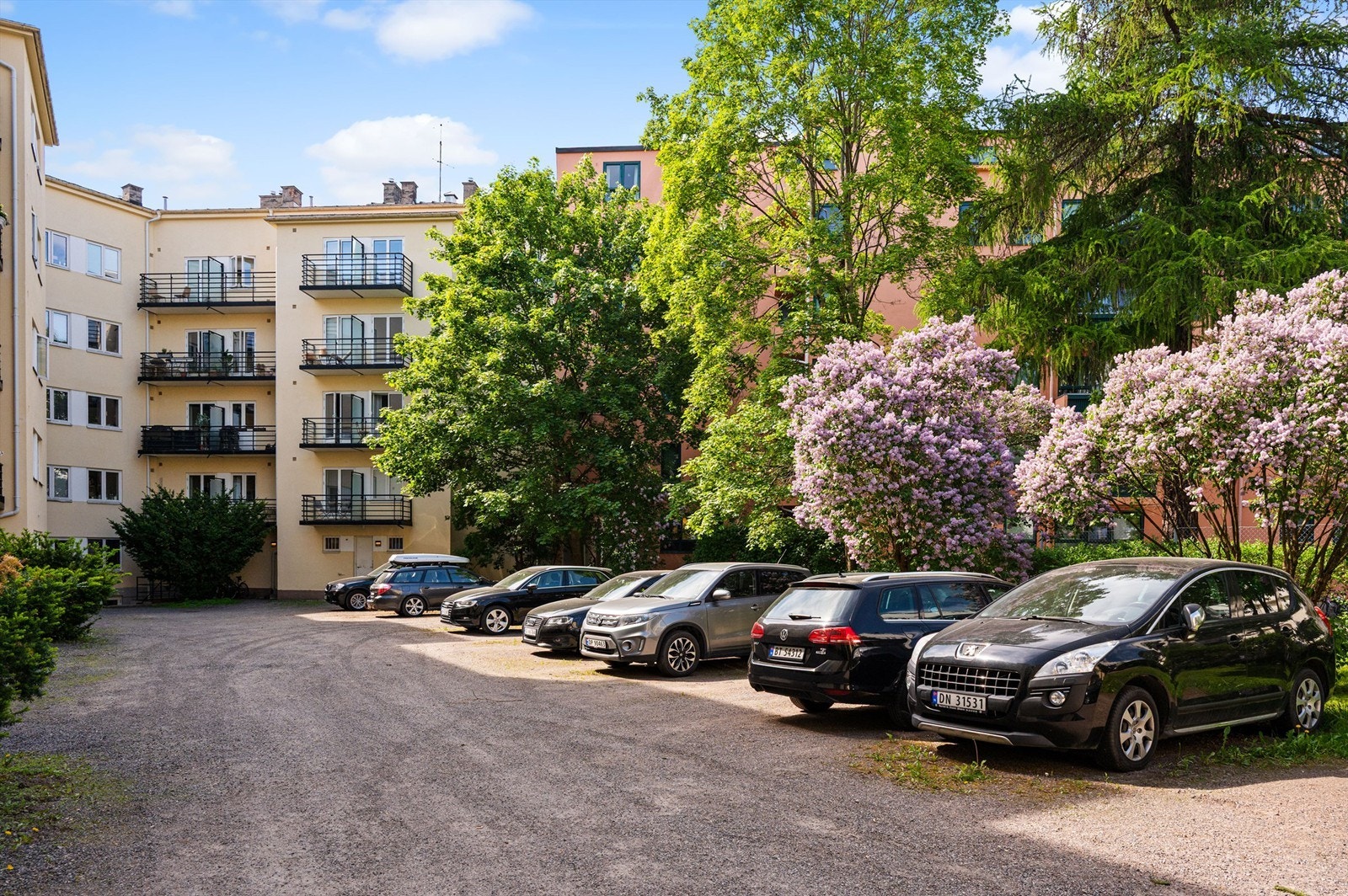 Sameiet har 18 parkeringsplasser til leie i bakgården, tildelt etter venteliste. Galleribilde