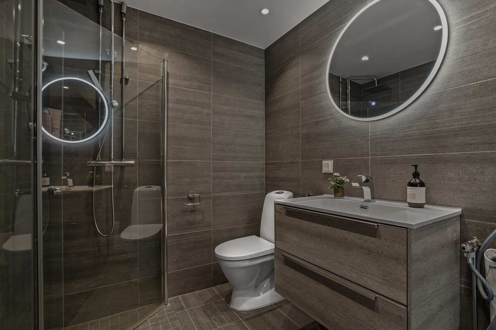 Pent og moderne bad som ble renovert i 2019. Galleribilde