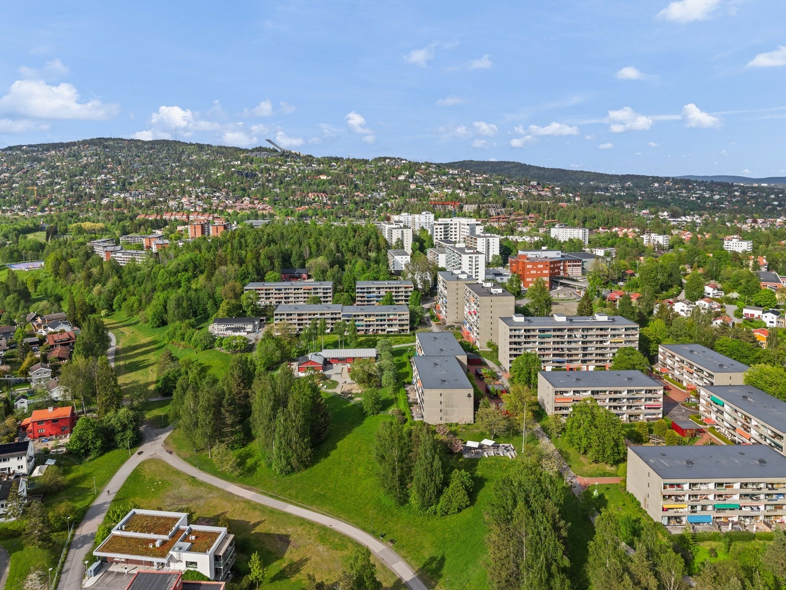 Her har du en rolig og tilbaketrukket beliggenhet, nær store grøntområder i Hovseterdalen. Galleribilde