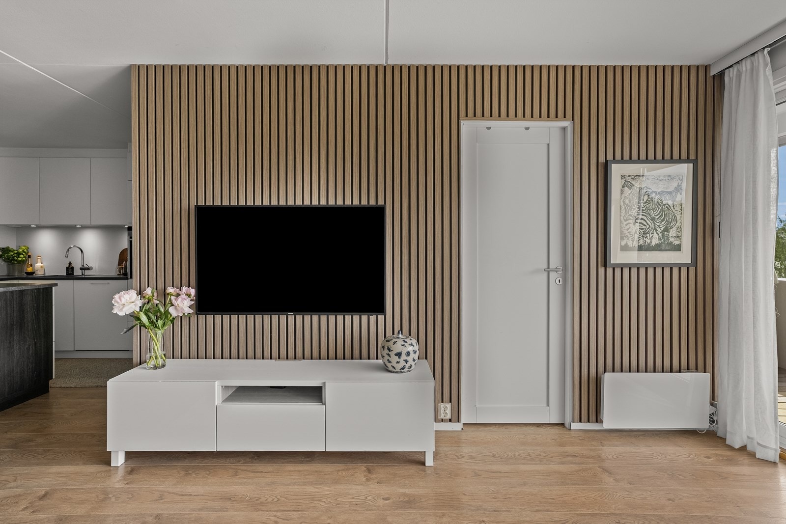 I 2023 ble det montert en moderne spilevegg som tilfører rommet et stilrent uttrykk. Galleribilde