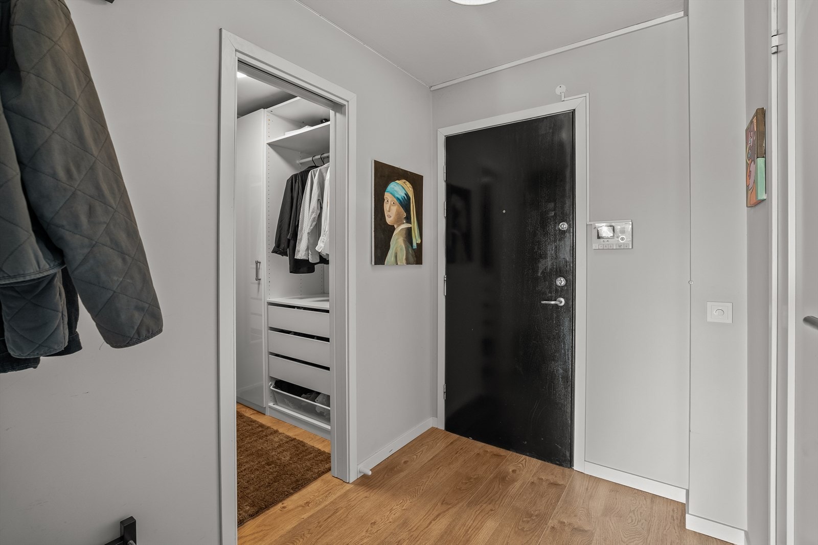 Velkommen inn i en lys og innbydende entré med plass til yttertøy og sko. Galleribilde