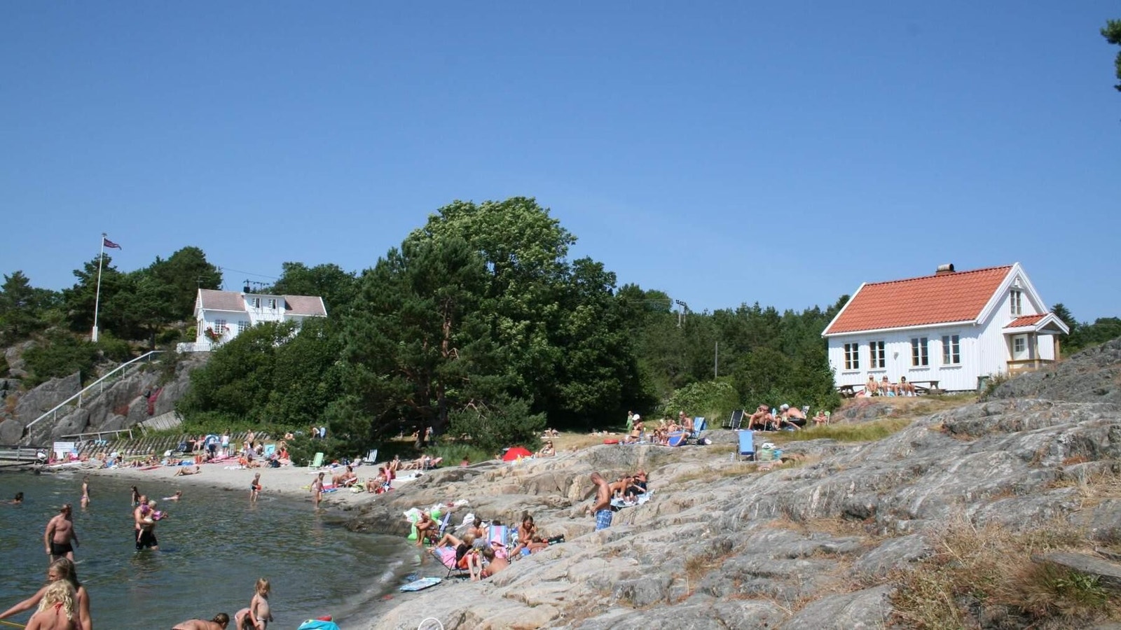 I Stølsviga finner man bl.a. svaberg, strender, stor lekeplass og gode parkeringsmuligheter. Galleribilde