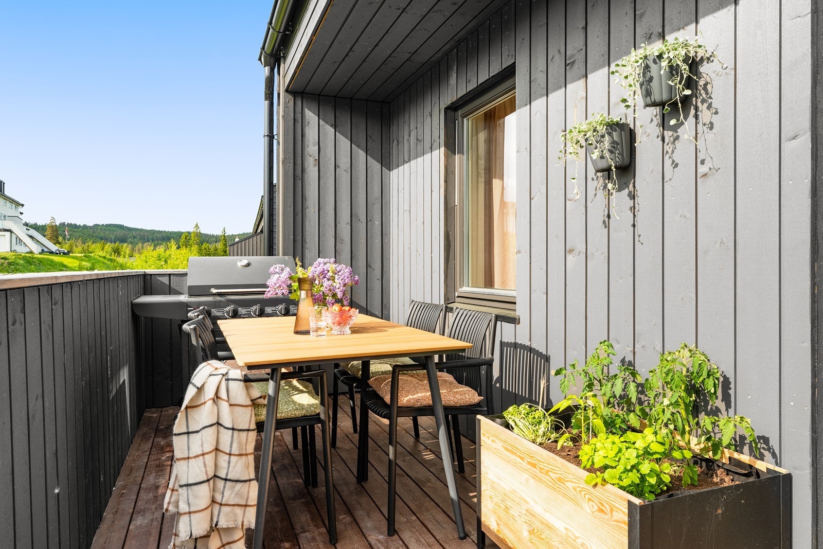 Terrassen har god plass til både spisebord og grill, og blir en naturlig forlengelse av stuen. Galleribilde
