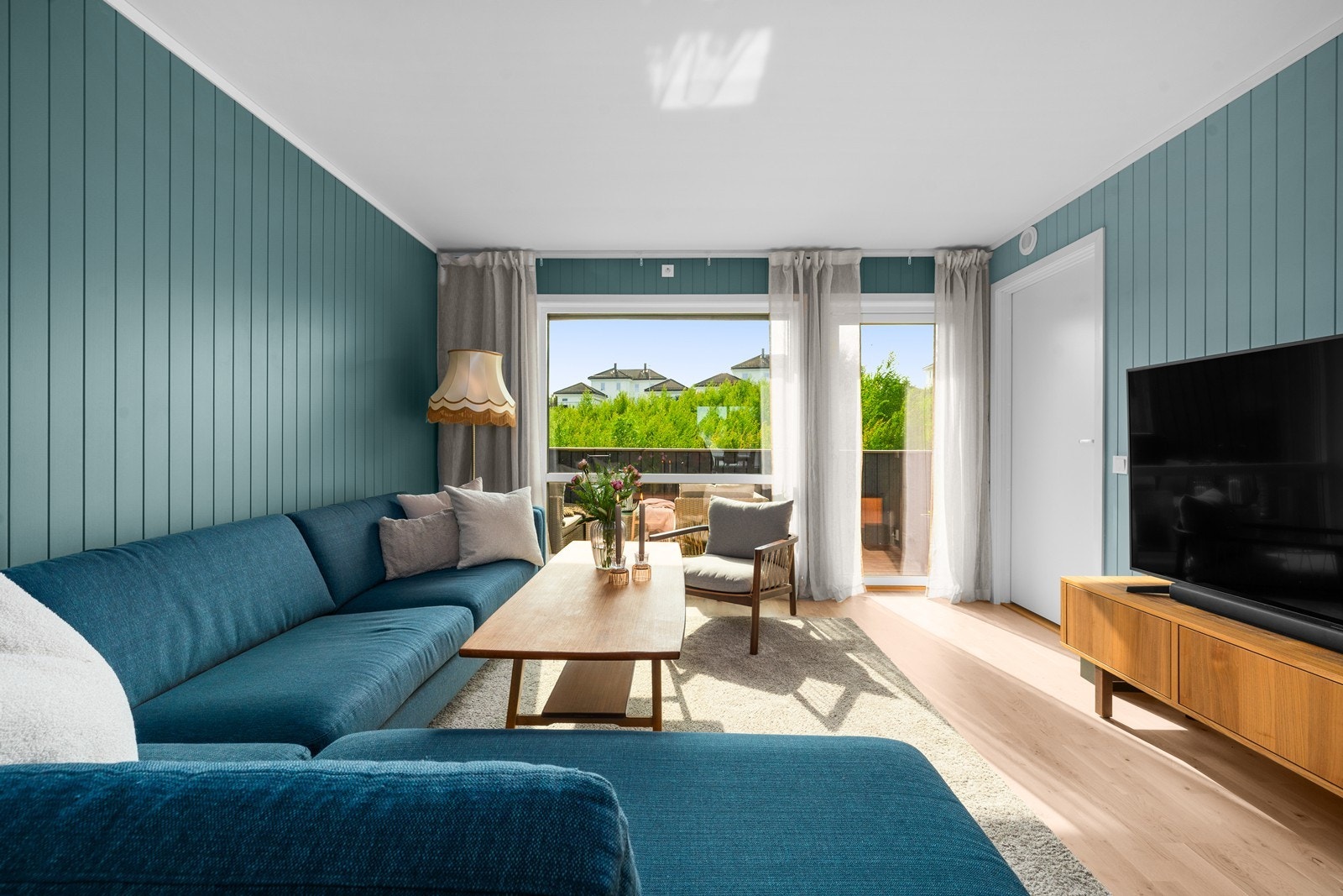 Stuen har plass til både sofagruppe, mediemøbler og spisebord. Galleribilde