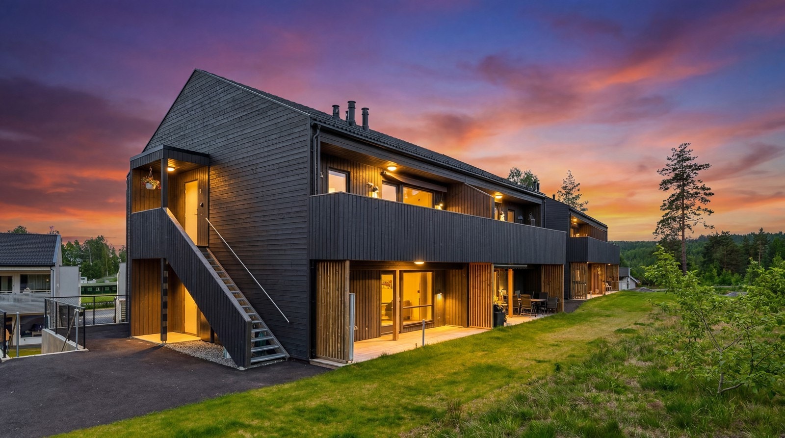 Bygget har en moderne arkitektur med mørk kledning. (Digitalt retusjert kveldsbilde) Galleribilde