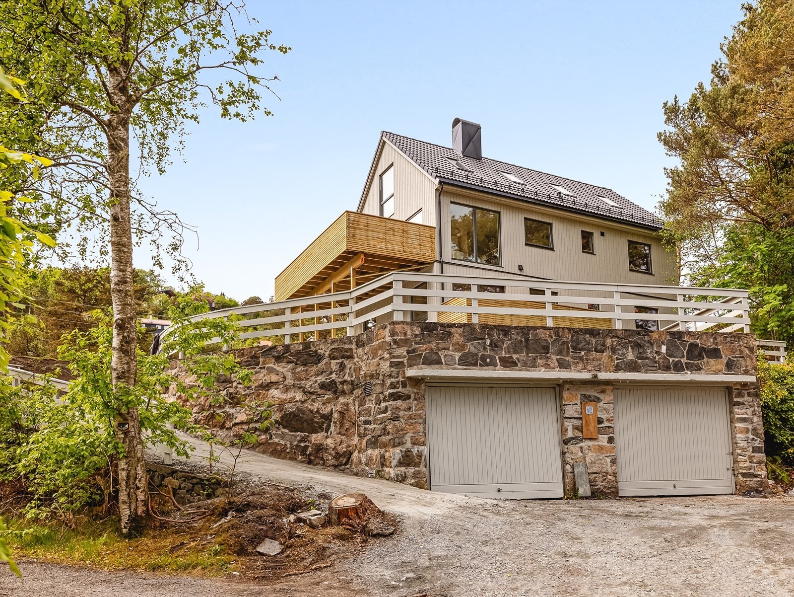 Boligen har garasjen til høyre. Se vedlagt seksjonstegninger i salgsoppgaven. Galleribilde