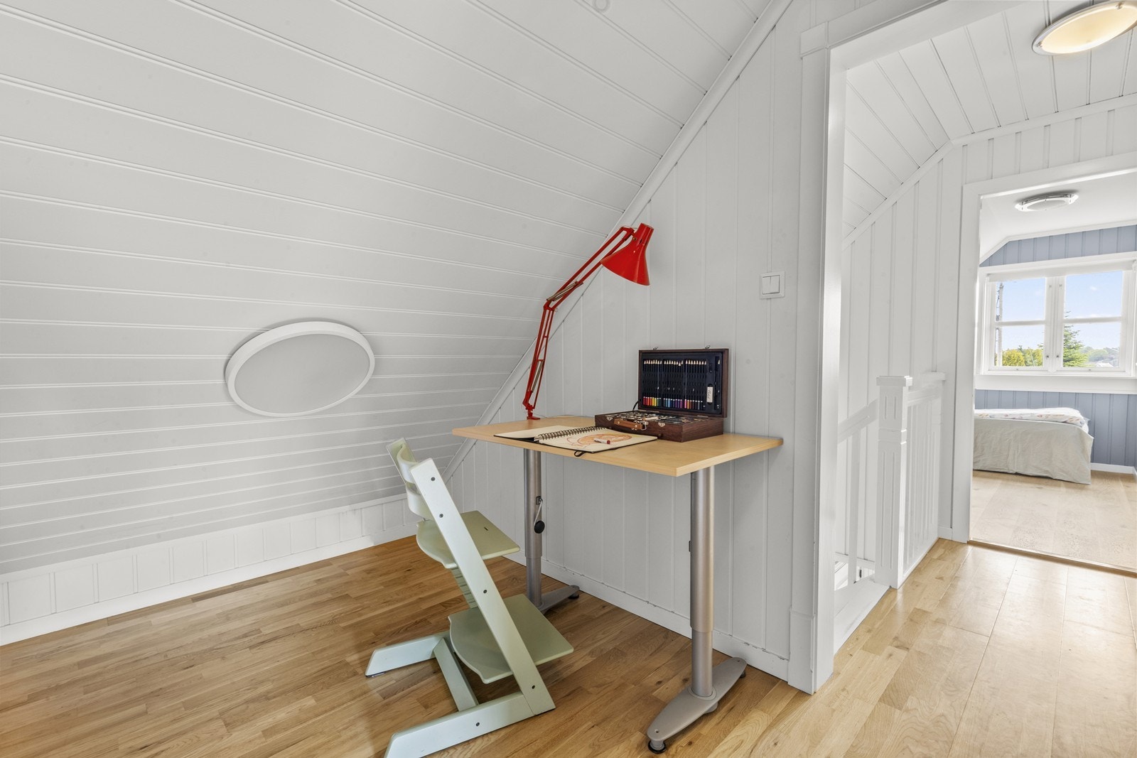 Gang i andre etasje med plass til en liten arbeidsplass eller lesekrok. Galleribilde