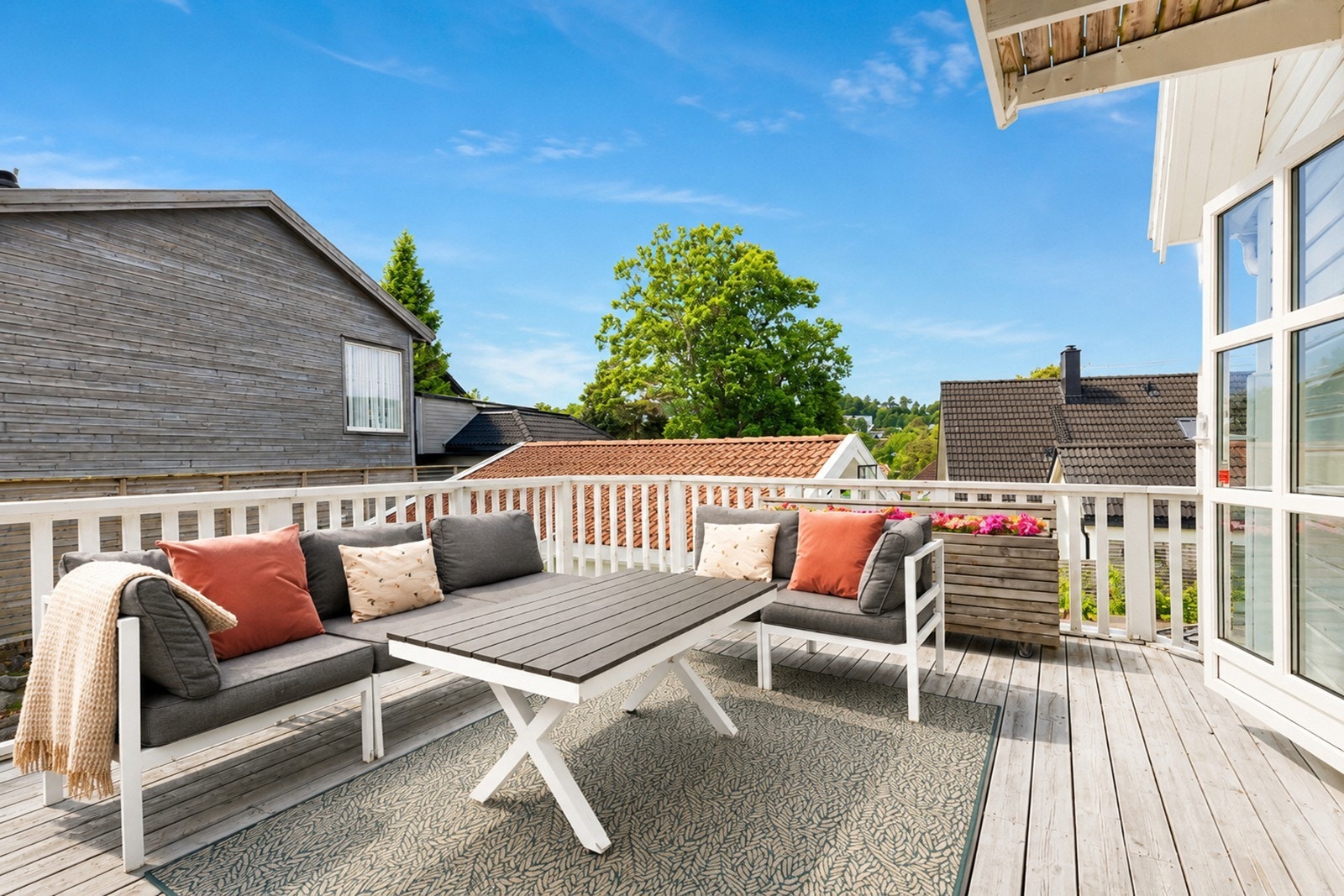 Terrasse på 49 m² og har god plass til både spisebord og sofagruppe. Galleribilde