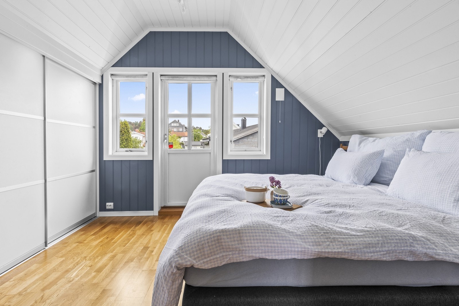 Hovedsoverommet har en romslig skyvedørsgarderobe og direkte utgang til balkong. Galleribilde