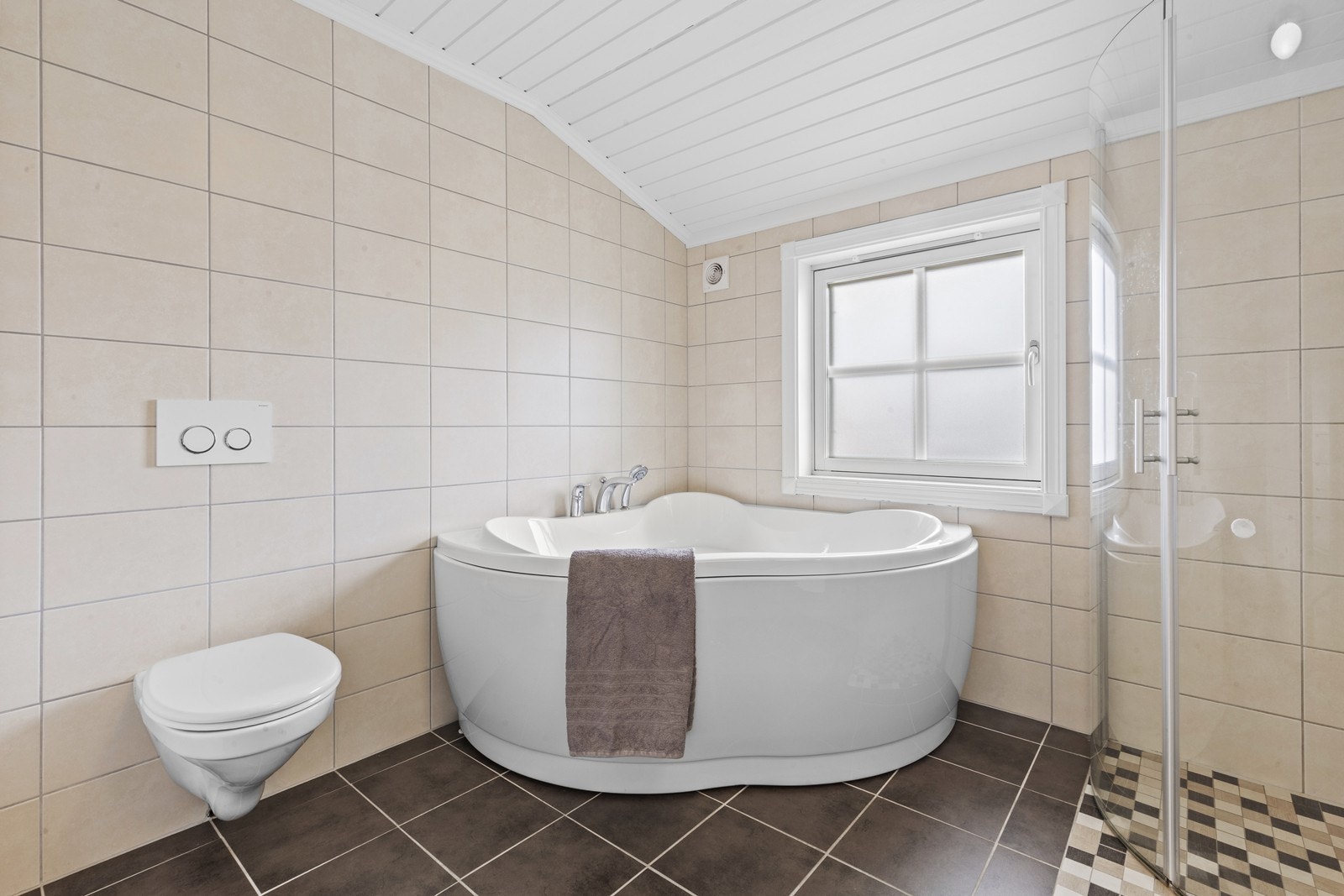 Badet i andre etasje er fra 2011 og utstyrt med vegghengt toalett, badekar og dusjhjørne. Galleribilde