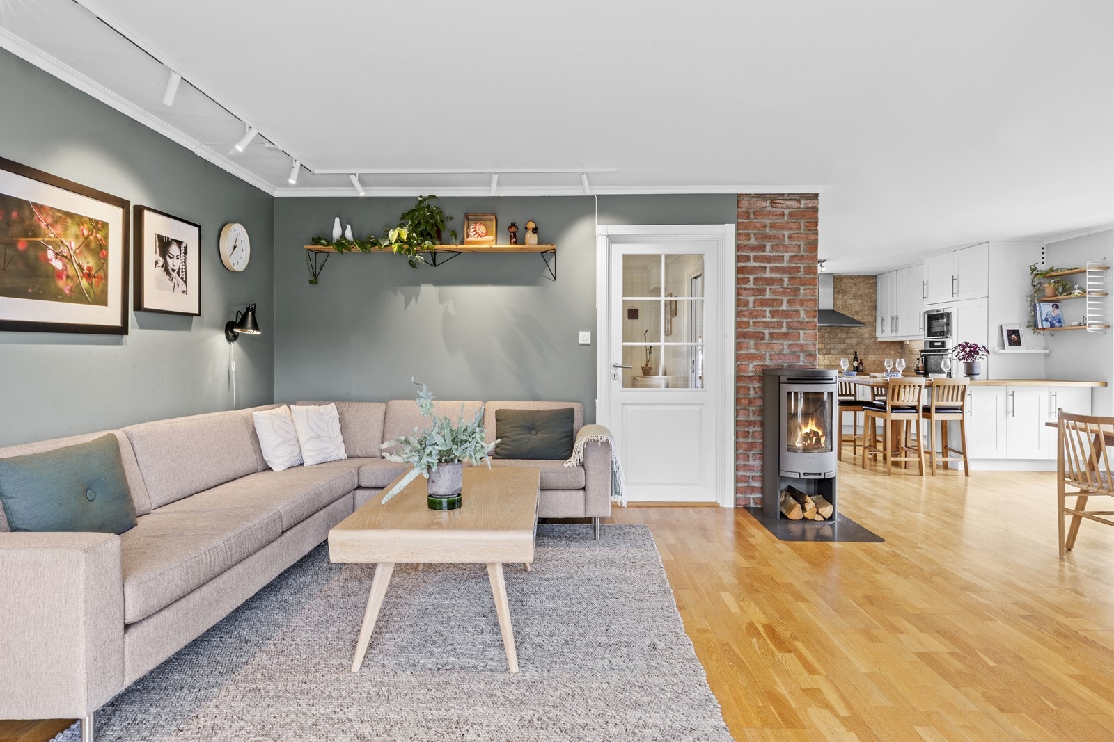 Stuen har parkettgulv og eller malte moderne overflater. Galleribilde