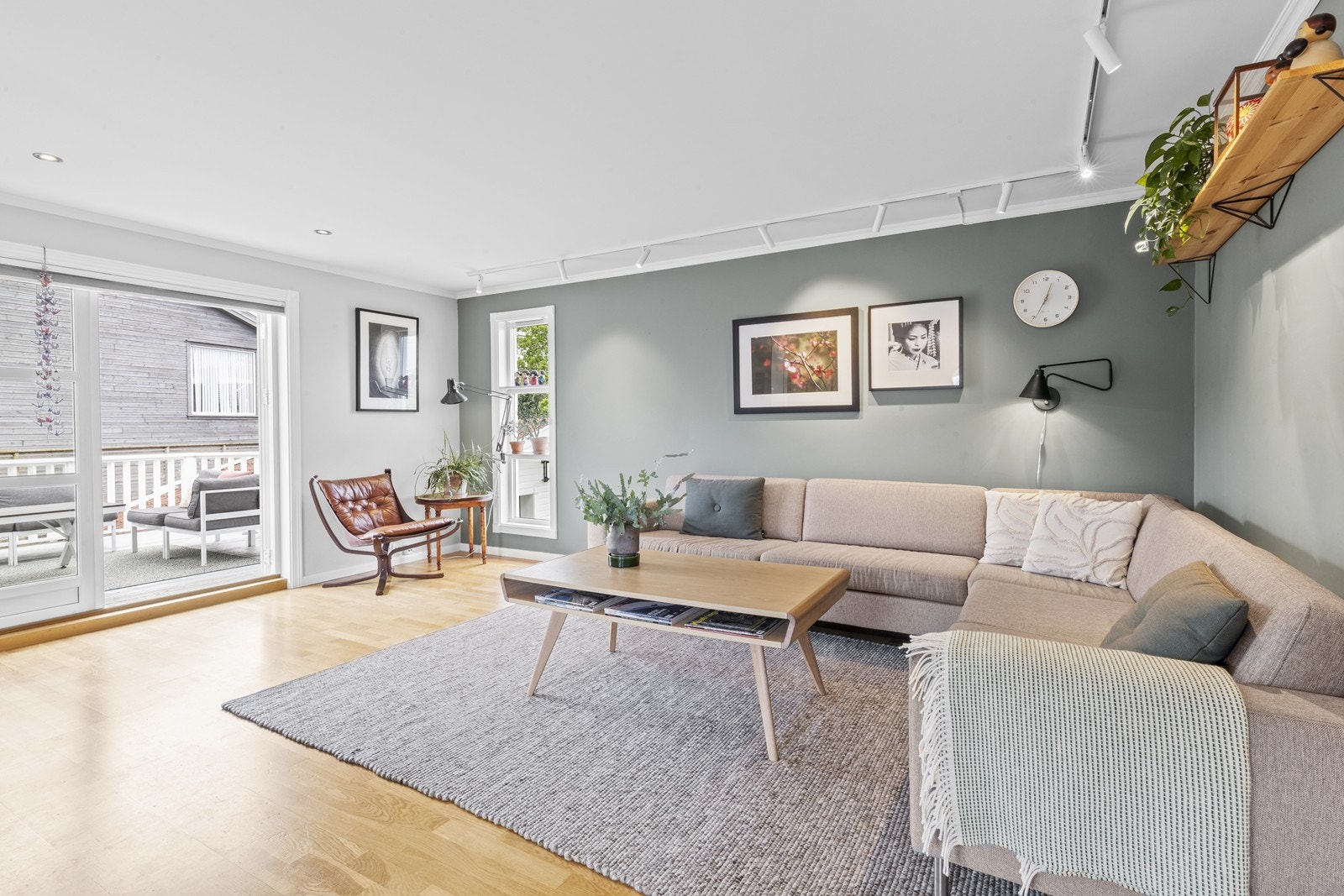 Fra stuen er det direkte utgang til terrassen og vildere til resten av tomten Galleribilde