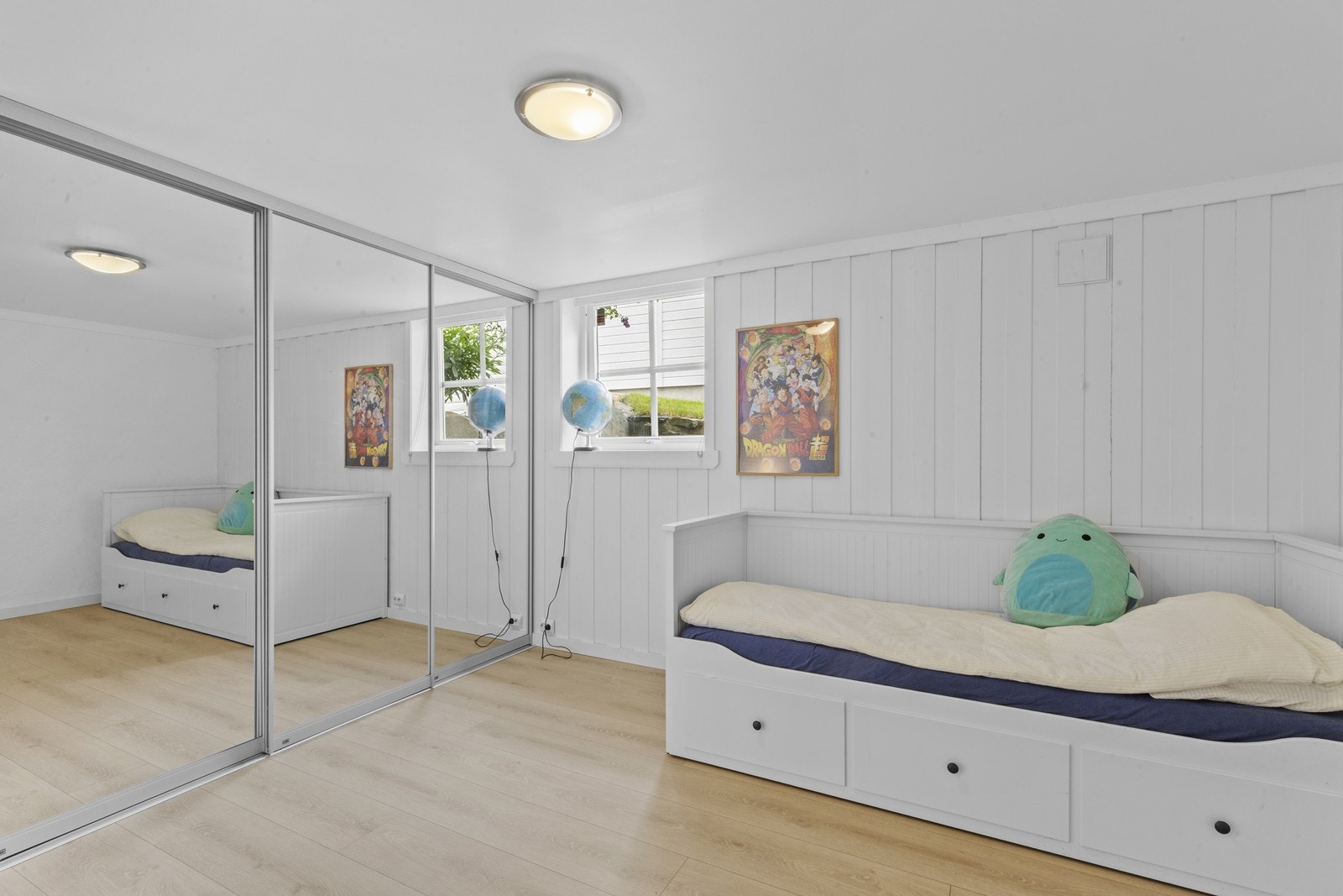 Det andre innredede rommet i underetasjens hoveddel, med stor skyvedørsgarderobe. Galleribilde