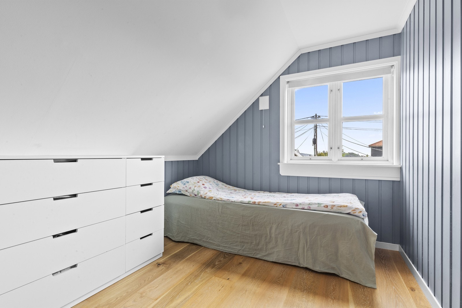 Soverom 2 av 4 med plass til seng, skrivebord og garderobe. Galleribilde