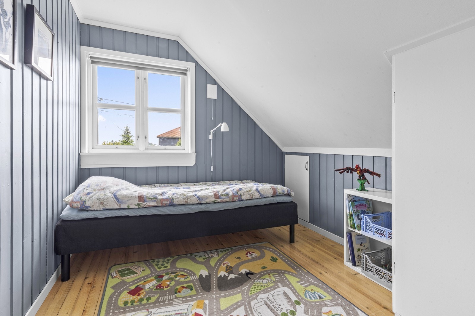 Soverom 3 av 4. Rommene har panel på vegger og tregulv. Galleribilde