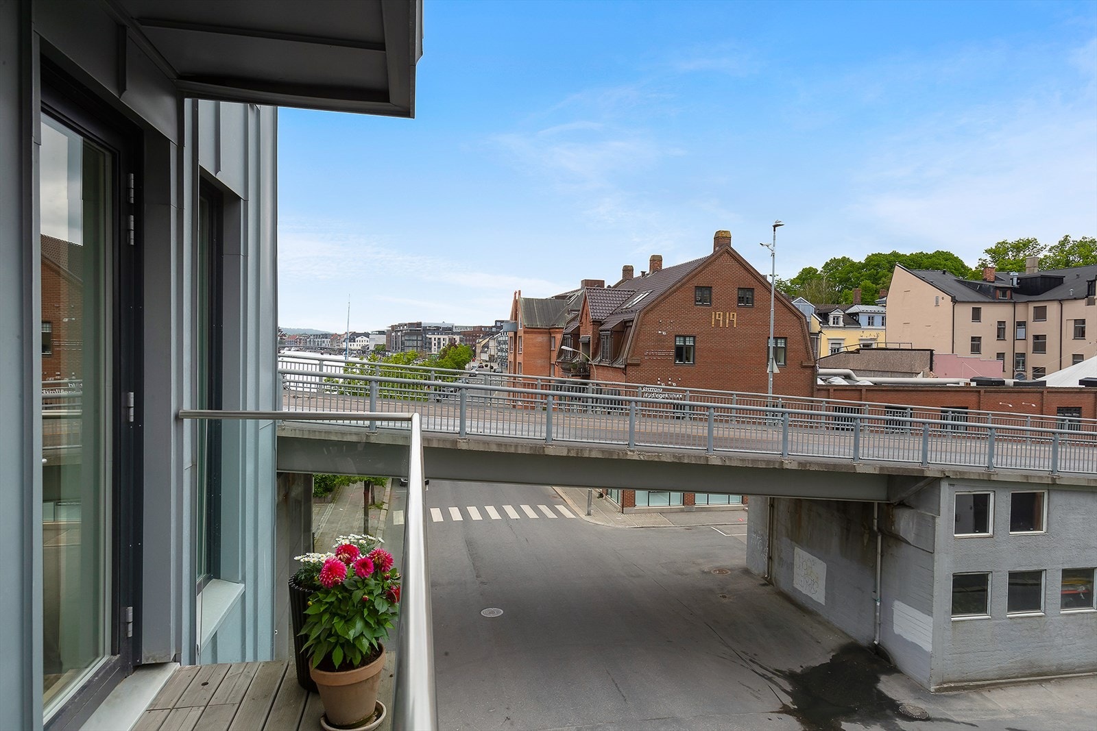 En flott forlengelse av stuen på solskinnsdager. Galleribilde