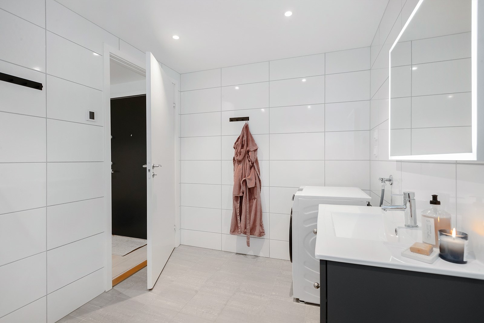 Badet har mekanisk avtrekk og moderne løsninger som bidrar til god funksjonalitet og komfort. Galleribilde