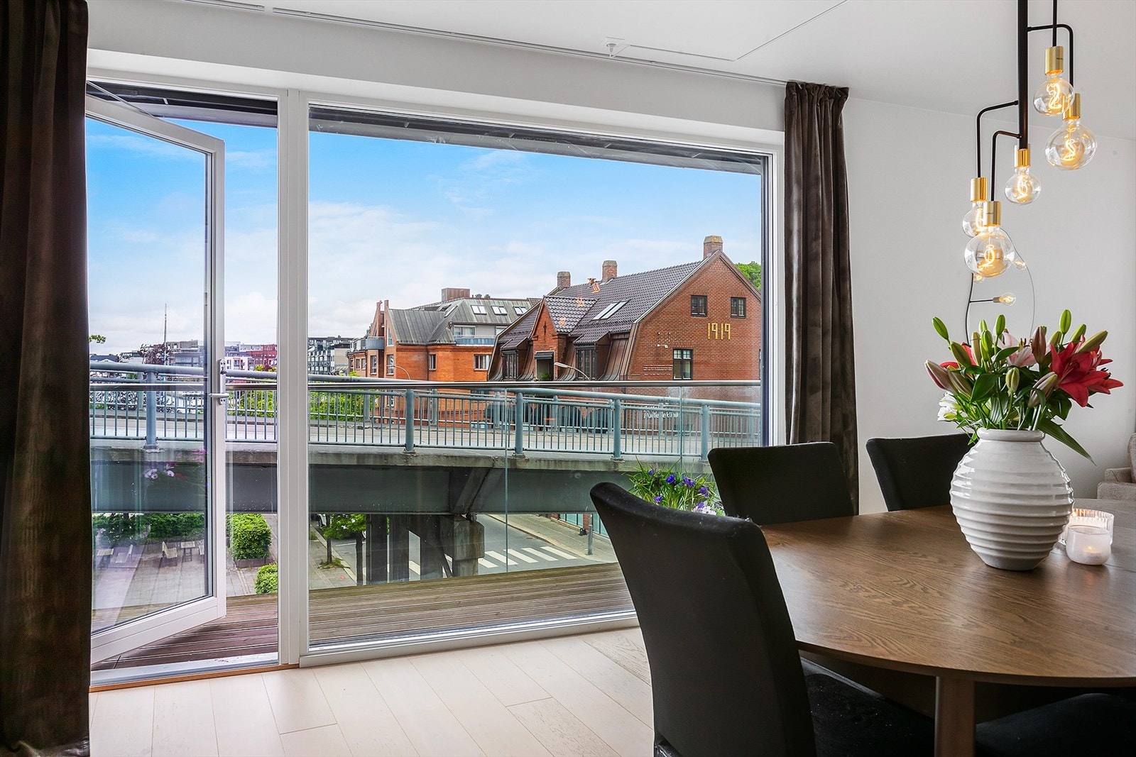 Fra spisestuen er det også adkomst til en av boligens to balkonger. Galleribilde