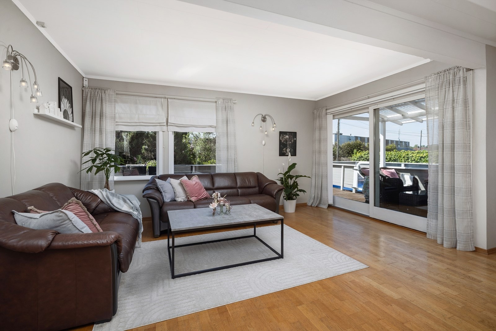 Utgang til terrasse og hage Galleribilde