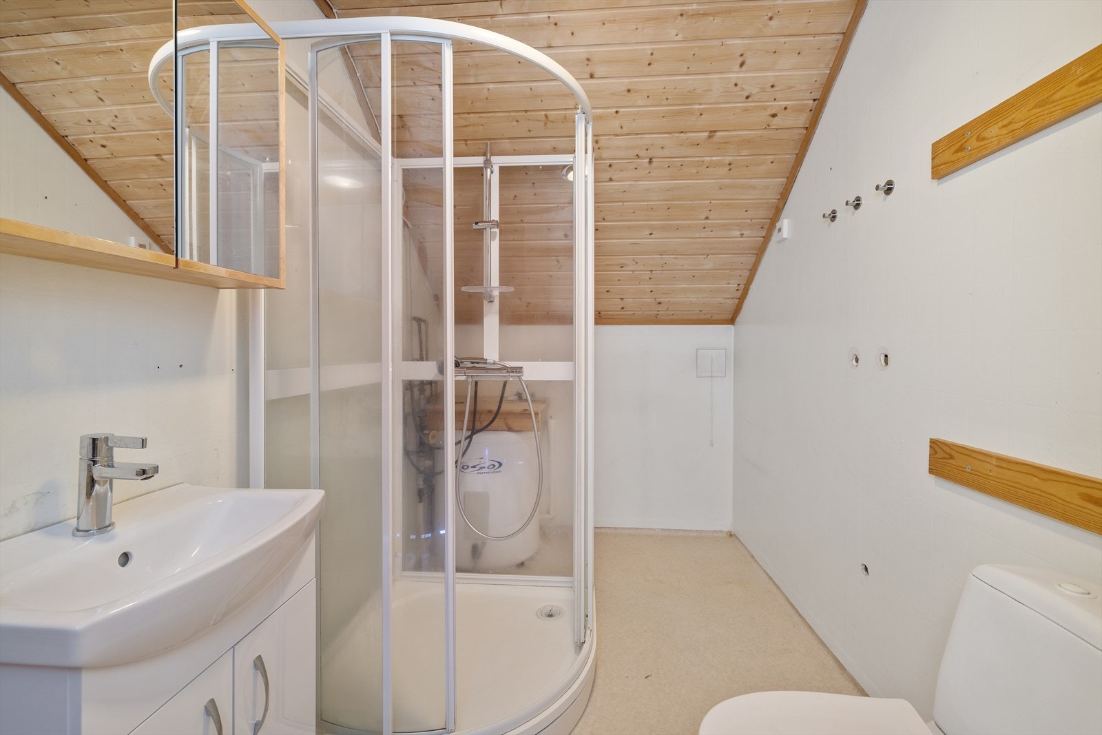 Badet i leiligheten har dusjkabinett og egen vannmåler. Galleribilde