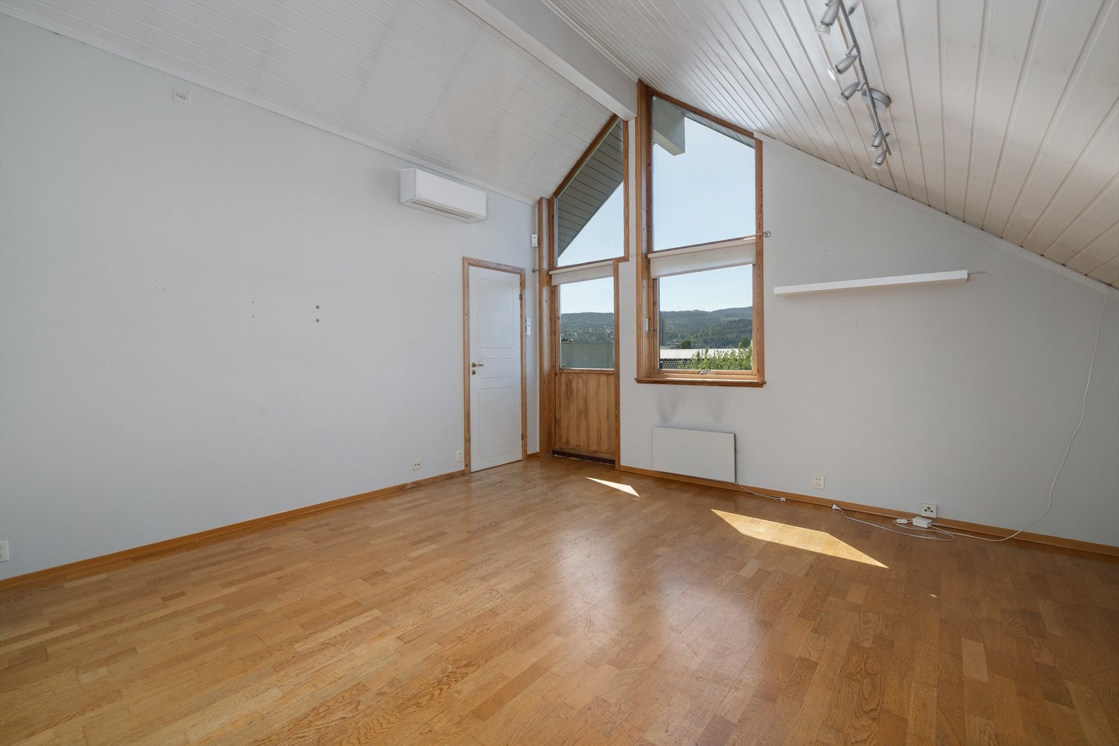 Stuen i leiligheten har god plass til en sittegruppe og utgang til egen balkong. Galleribilde