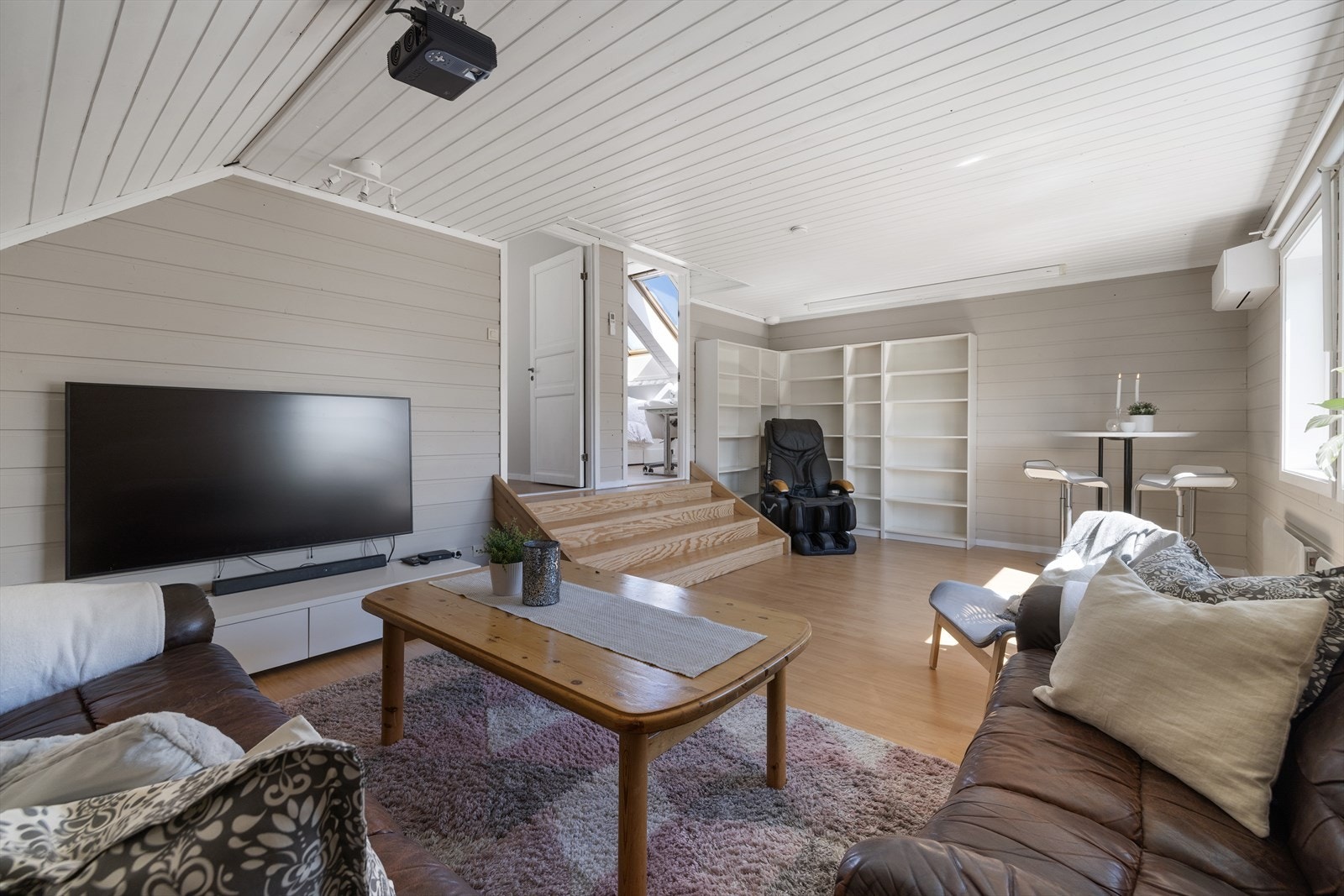 Loftstuen er et lyst og allsidig allrom. Det er montert varmepumpe. Galleribilde