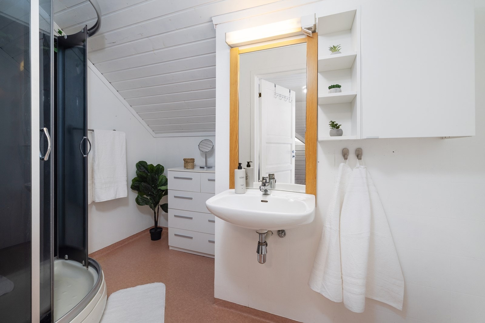 Badet i hoveddelen i andre etasje er utstyrt med dusjkabinett, servant og toalett. Galleribilde