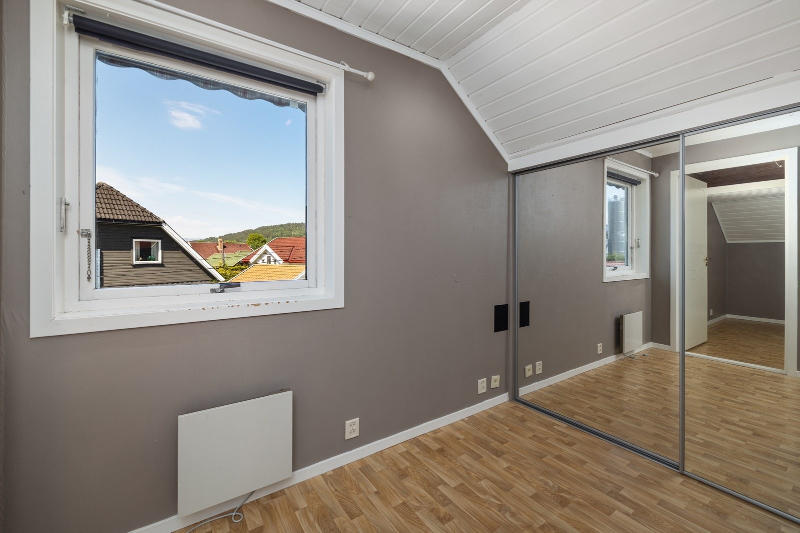 Det andre soverommet i leiligheten har plass til garderobeskap med speilfronter. Galleribilde