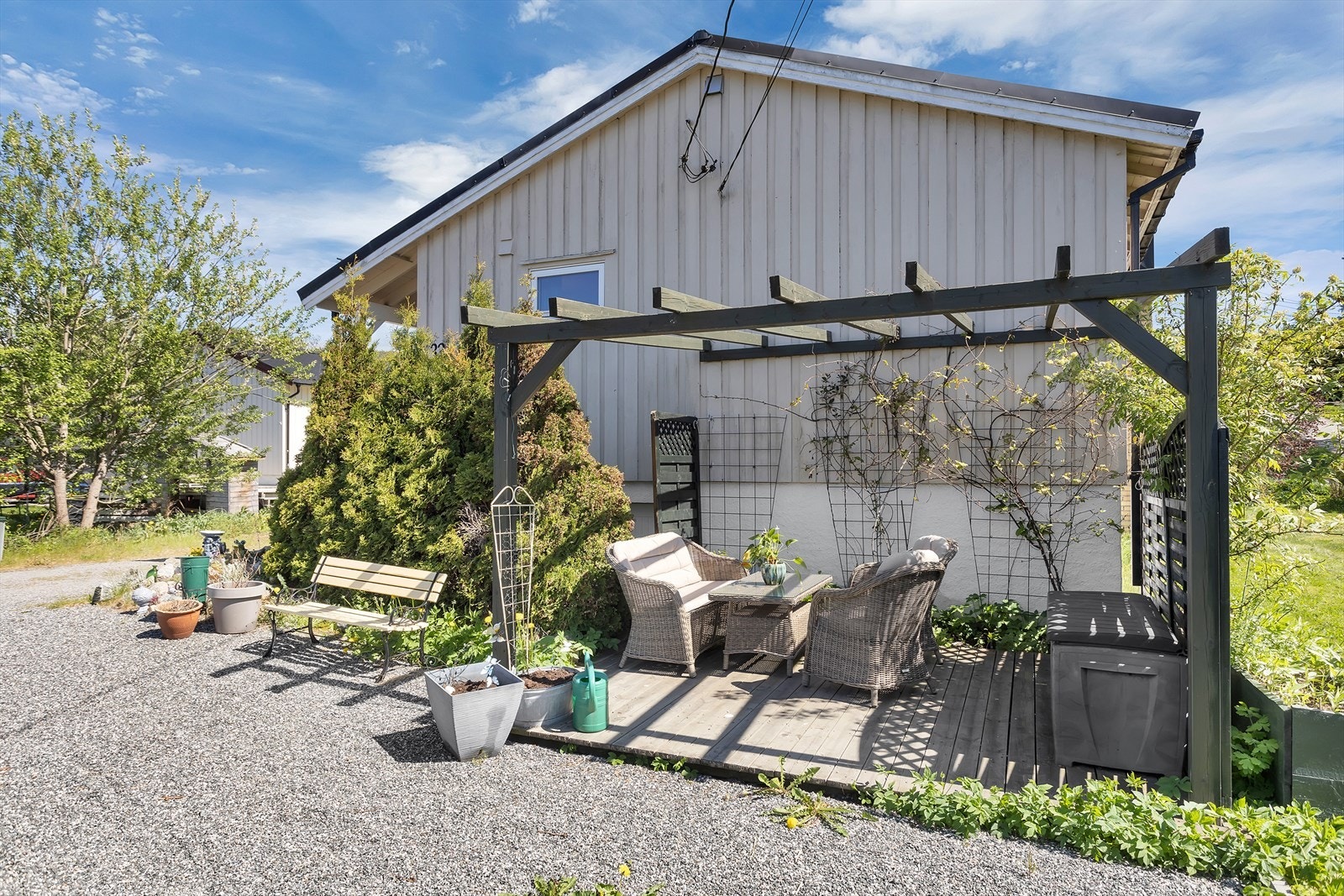 Opparbeidet uteområde, med terrasse og pergola Galleribilde