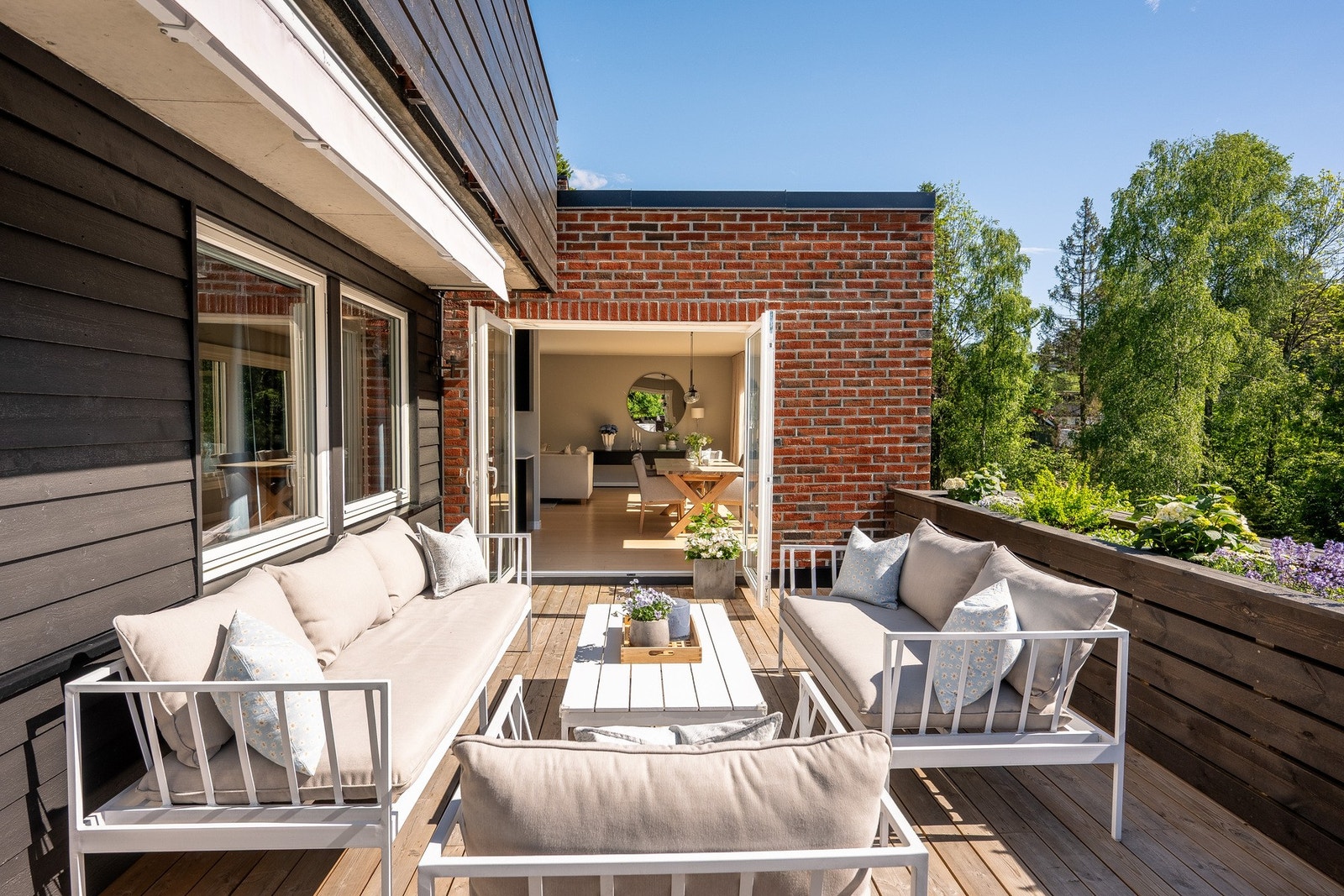Meget attraktiv selveier med herlig, solrik terrasse på 25 m². Galleribilde