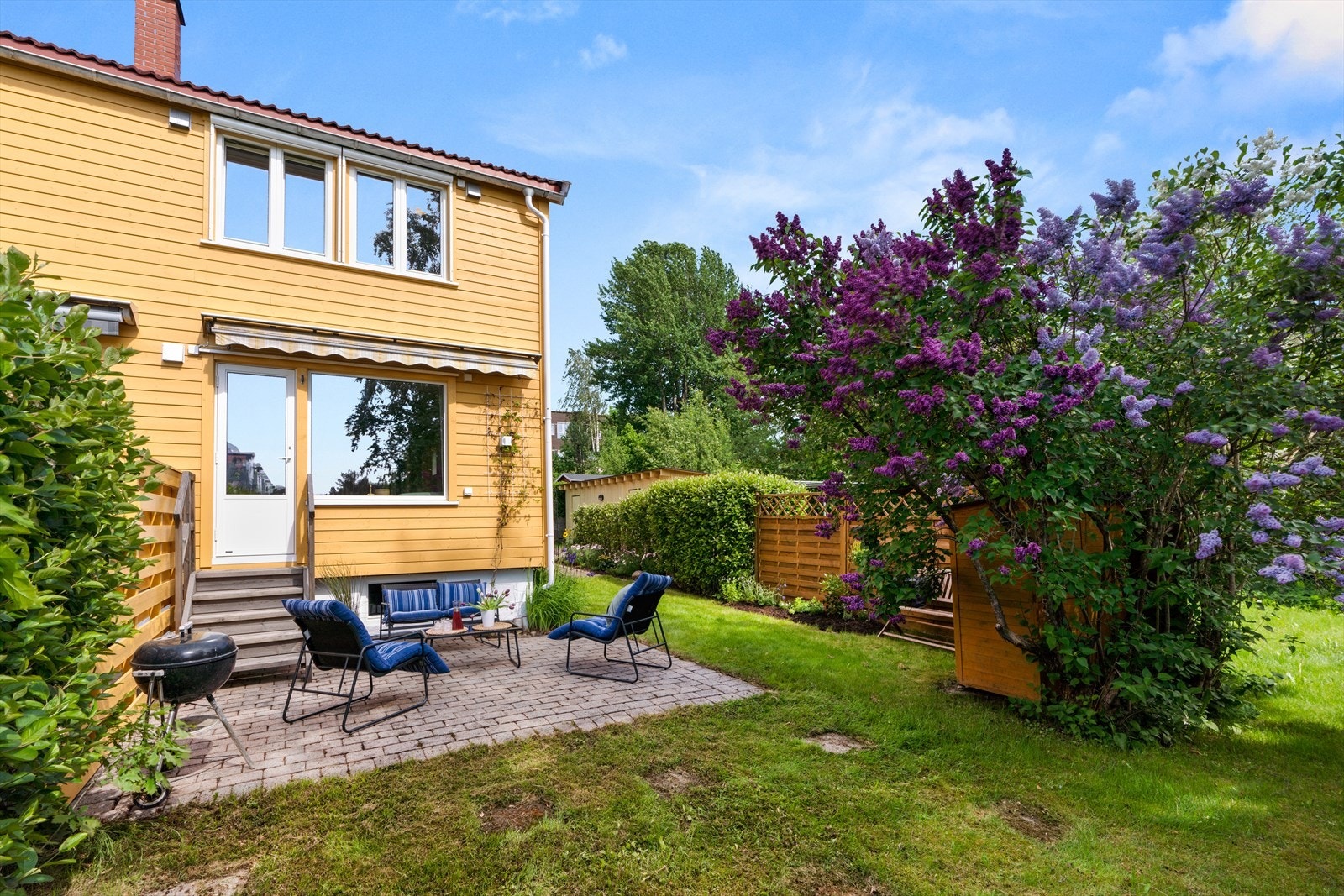 Enkel adkomst fra hagen og uteplassen inn til stuen. Galleribilde