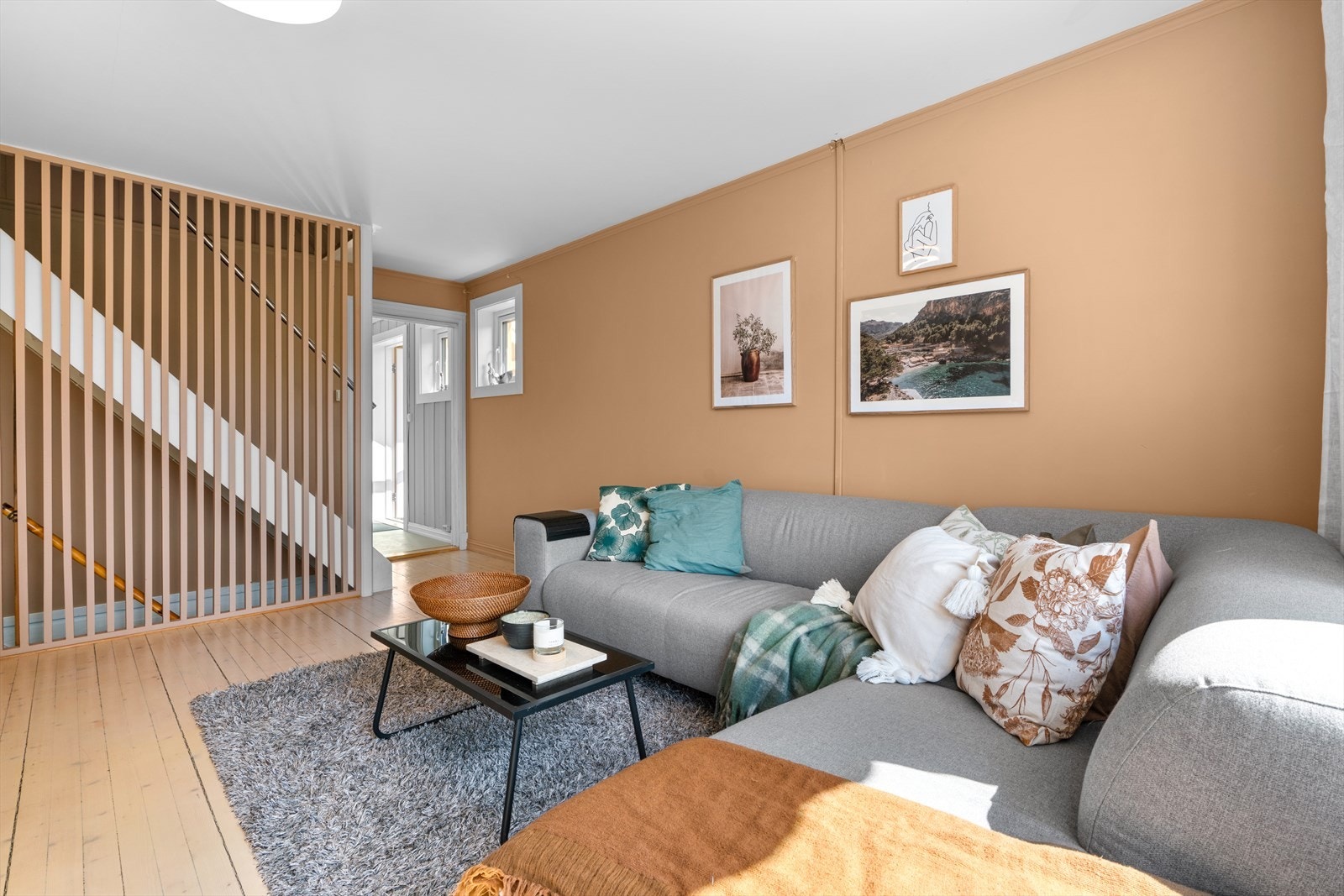 En nybygget spilevegg skiller elegant trappeløpet fra stuen. Galleribilde