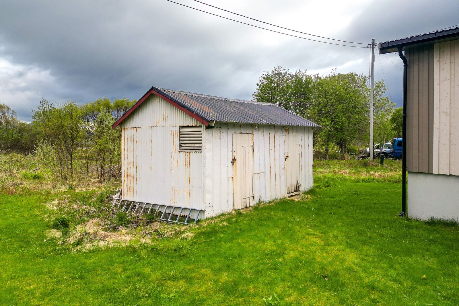 Eiendommen har også et uthus på ca. 19 m² for ekstra lagring. Galleribilde