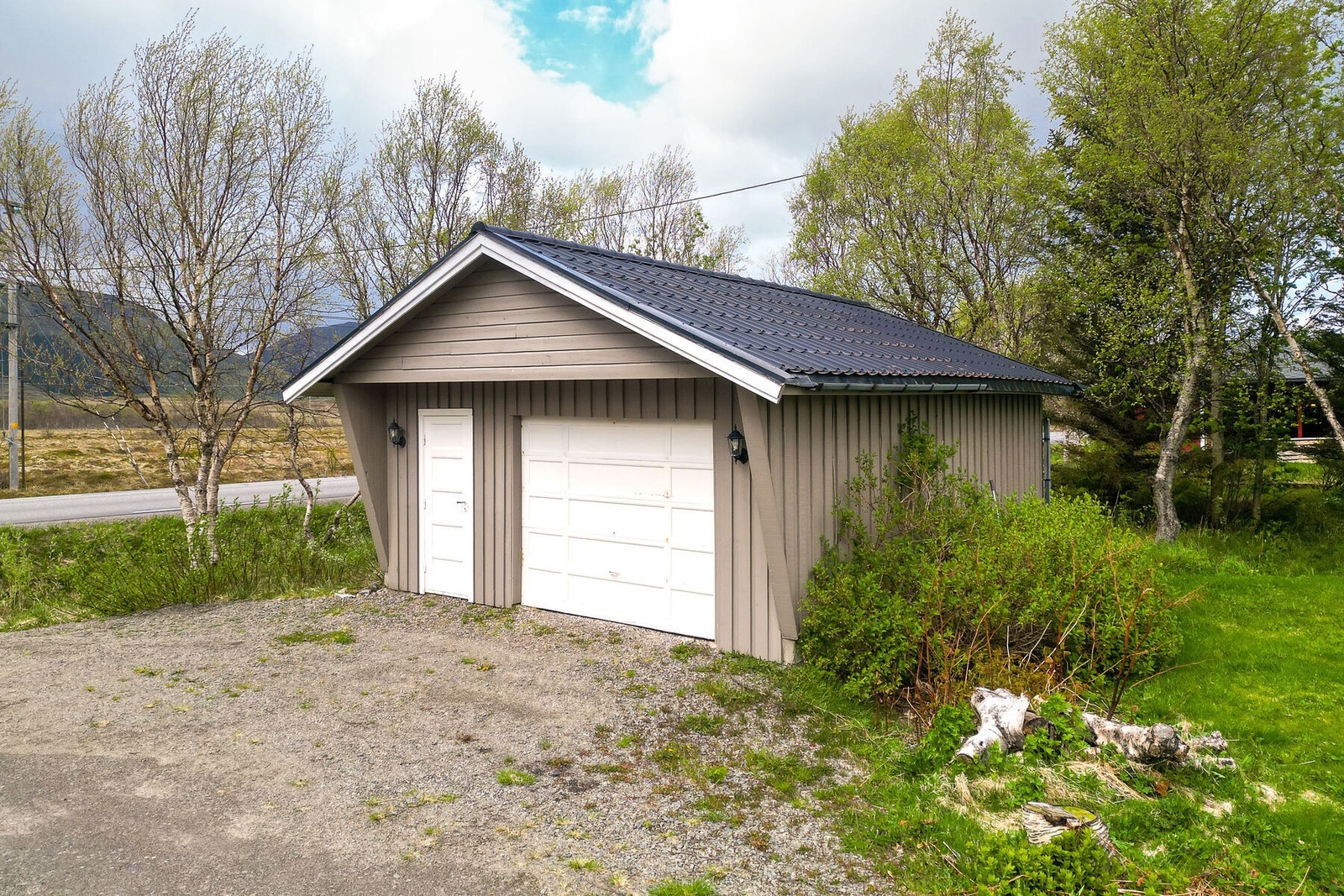 Frittstående garasje på 32 m² fra 1960, med leddport med portåpner og egen gangdør. Galleribilde