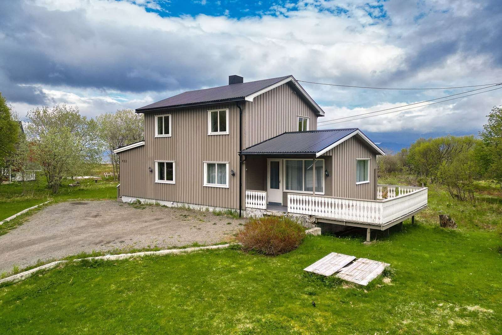 Fra stuen er det utgang til en altan. Eiendommen har et samlet terrasse- og balkongareal på 24 m². Galleribilde