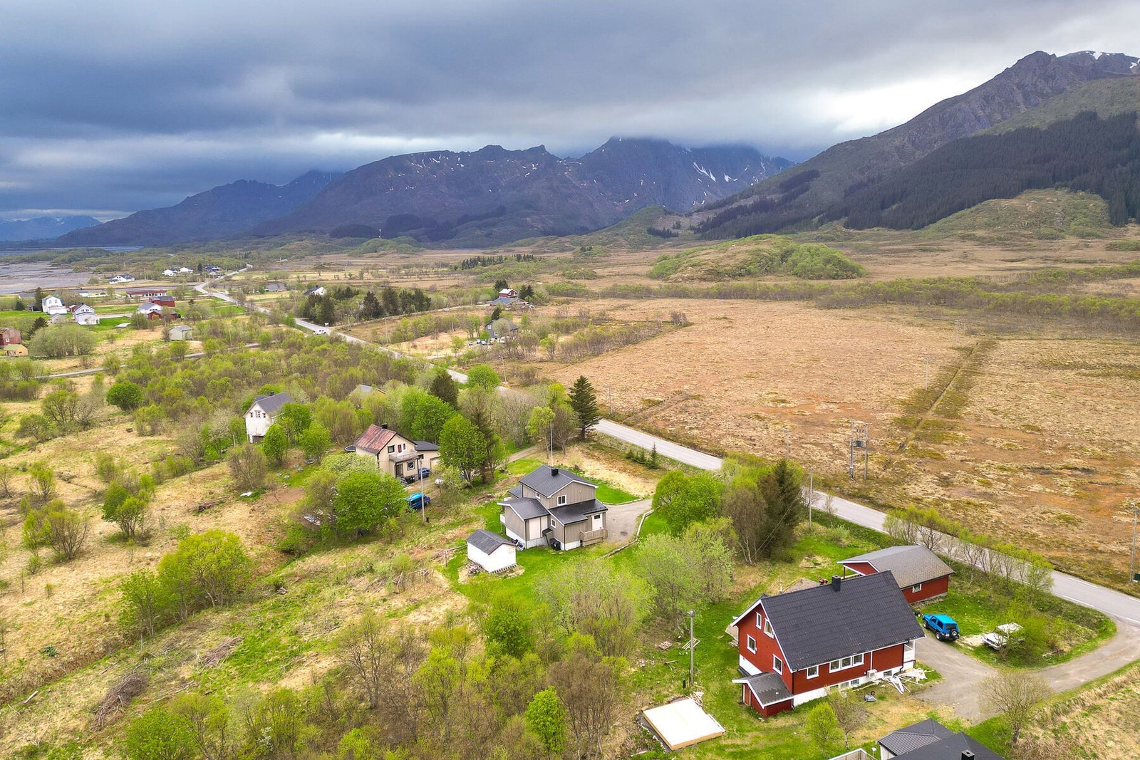 Oversikt over nærområdet med sin karakteristiske nordnorske natur. Galleribilde
