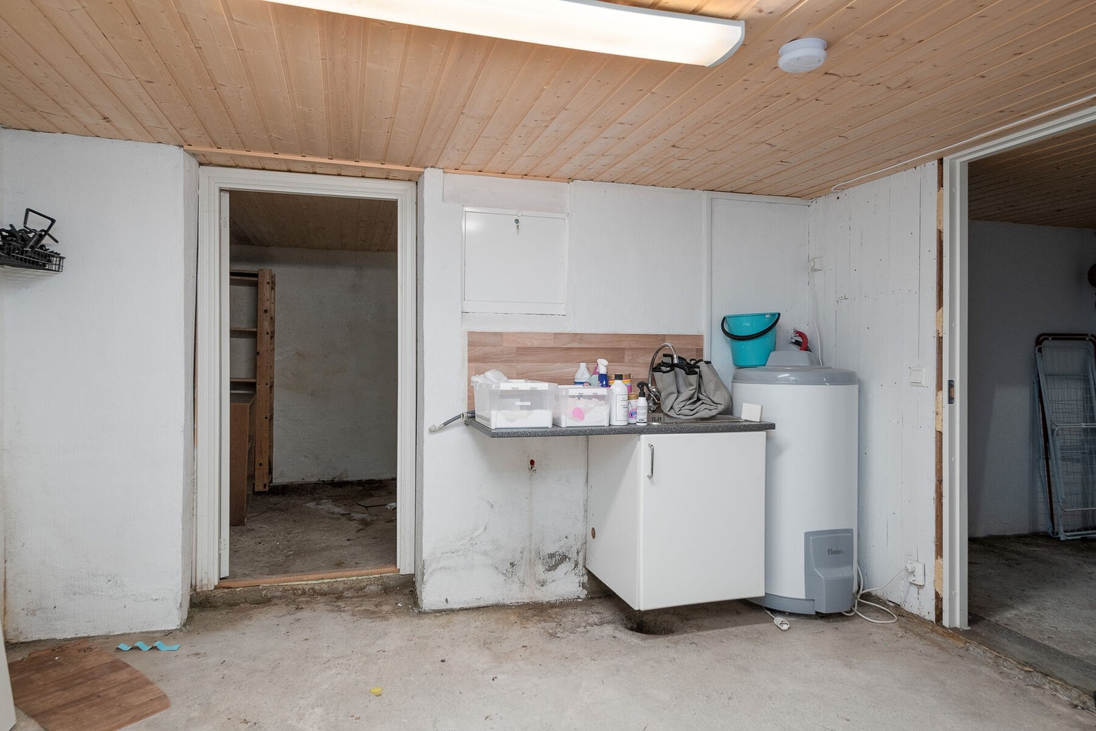 Her i kjelleren er varmtvannsberederen på ca. 200 liter plassert. Galleribilde
