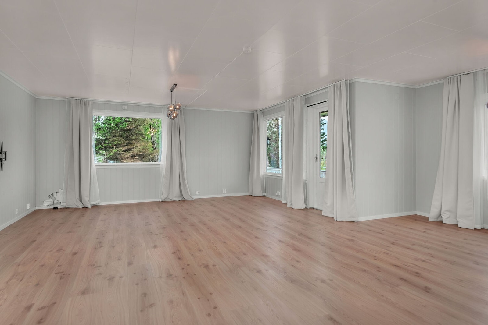 Romslig stue med plass til både sofagruppe og spisebord. Galleribilde