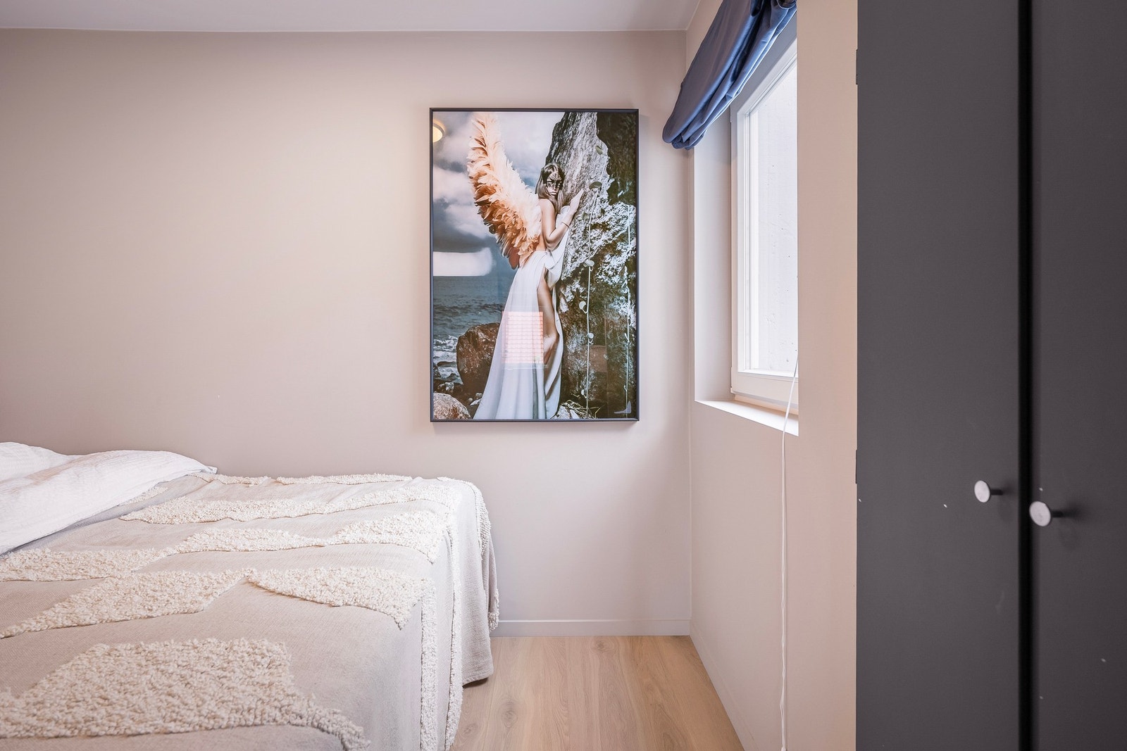 Rommet har plass til dobbeltseng og nattbord. Galleribilde