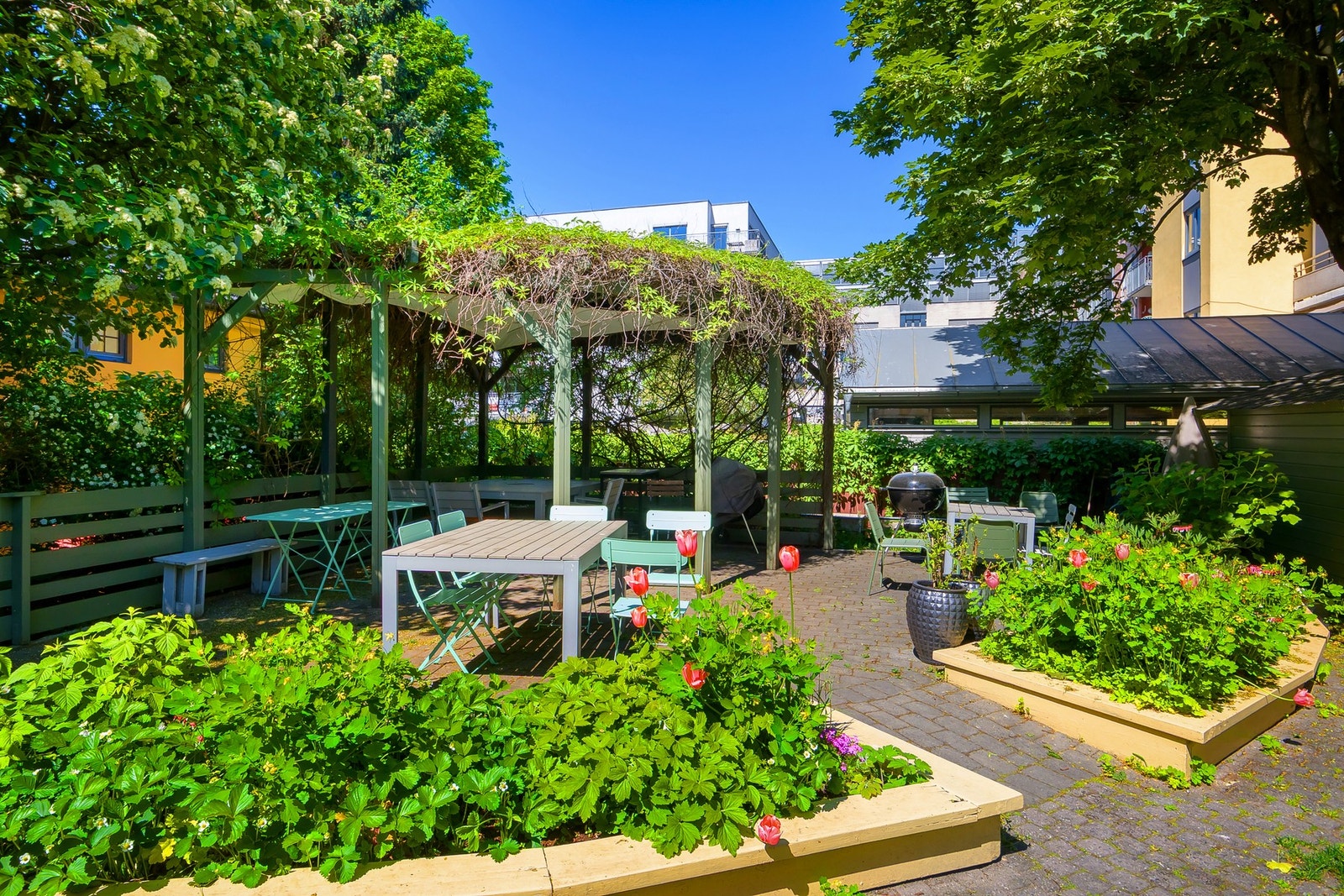Mulighet for å reservere bakgården og invitere venner og familie til hyggelige lag. Galleribilde