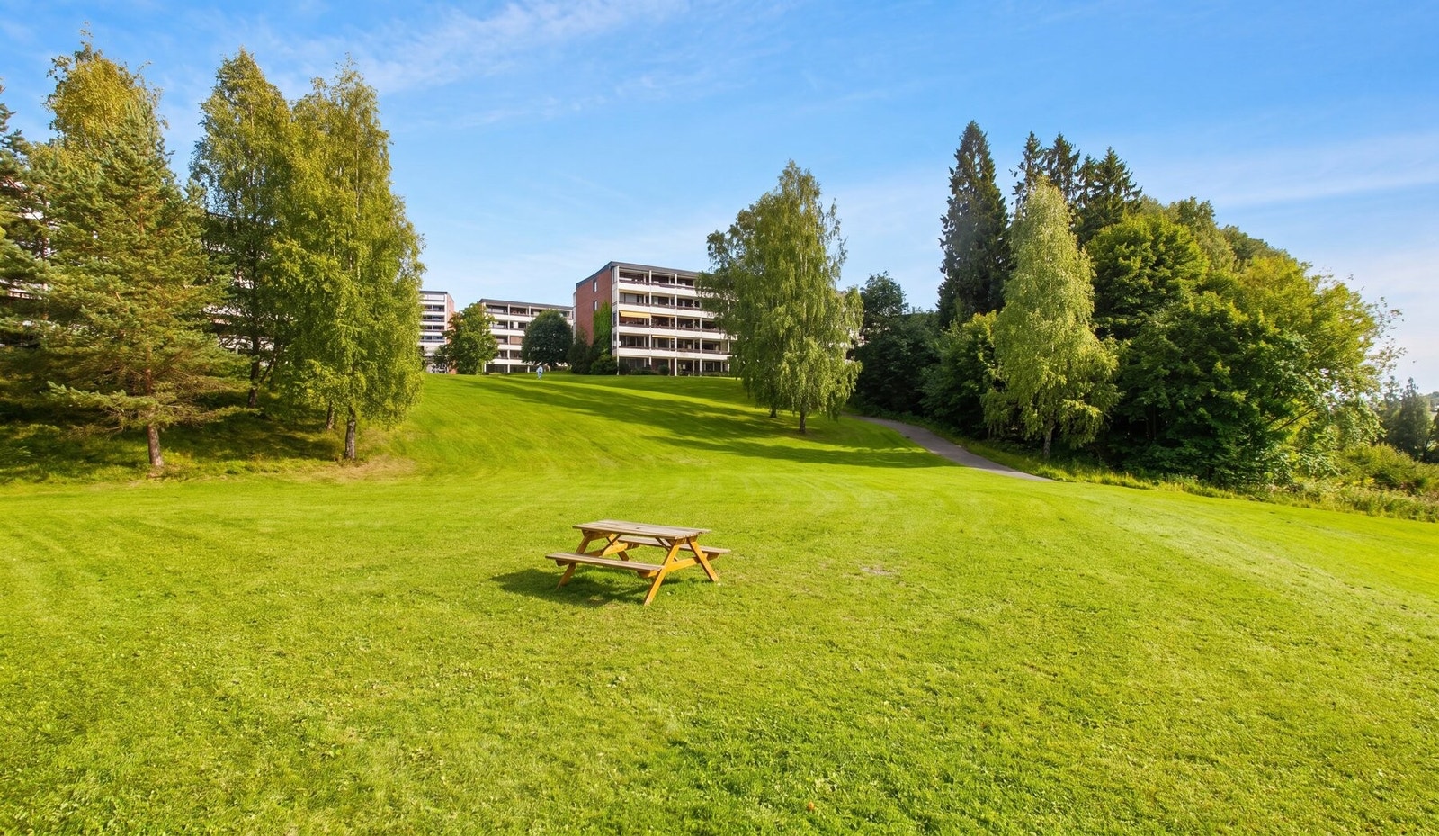 Mærradalen er borettslagets nærmeste nabo og gir området et trenings- og familievennlig bomiljø. Galleribilde