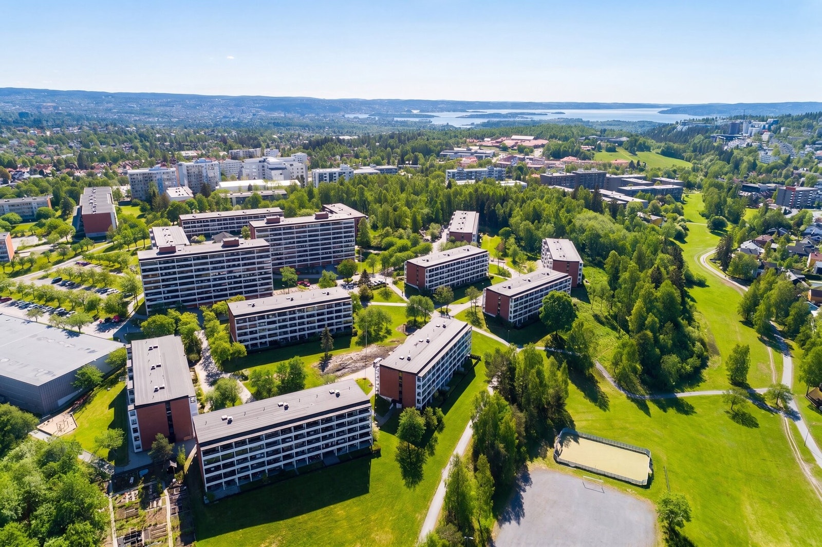 Området ligger støyfritt til, omringet av grønt. Galleribilde