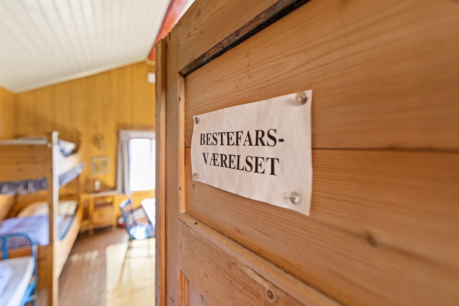 Sist men ikke minst finner man "Bestefars-værelse", et sjarmerende og stemningsfullt soverom med tydelig preg av hyttas lange historie og tradisjoner. Galleribilde