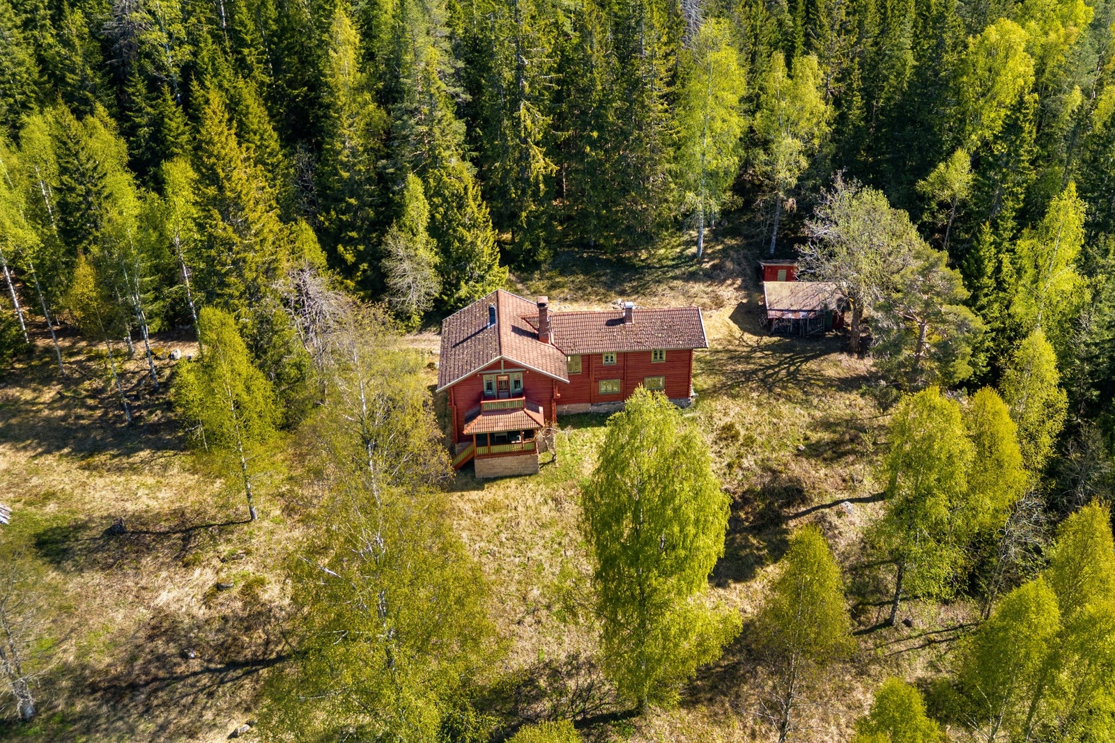 Hyttebøkene fra perioden 1899-1936 forteller levende om lange somre med hagearbeid, bærplukking og friluftsliv, samt jule- og påskefeiringer, skiturer og familiesammenkomster. Galleribilde