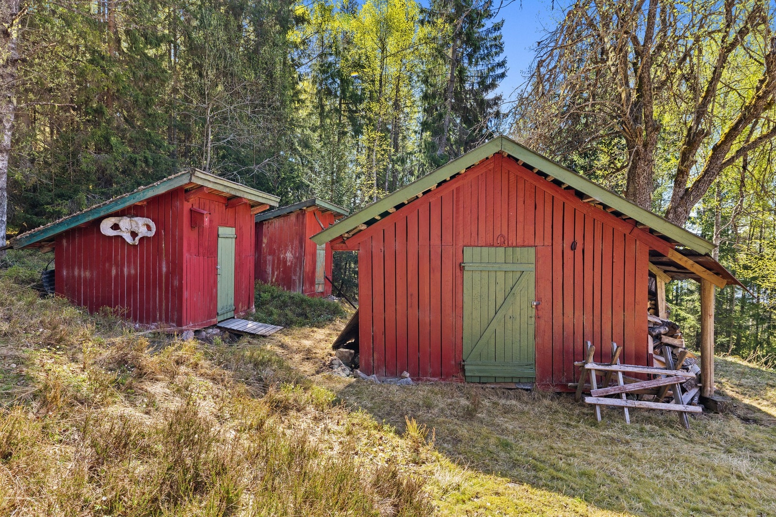 Et av eiendommens uthus rommer en sjarmerende og tradisjonell utedo. Galleribilde